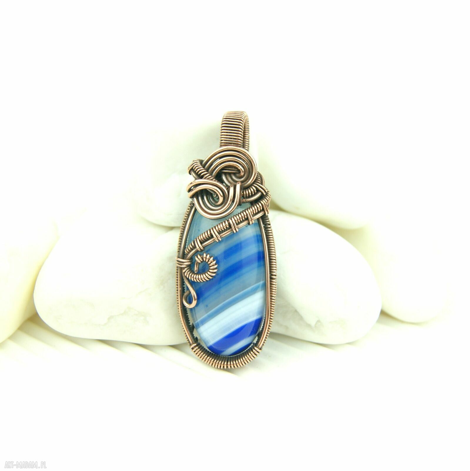 Wisiorek z niebieskim agatem w technice wire wrapping