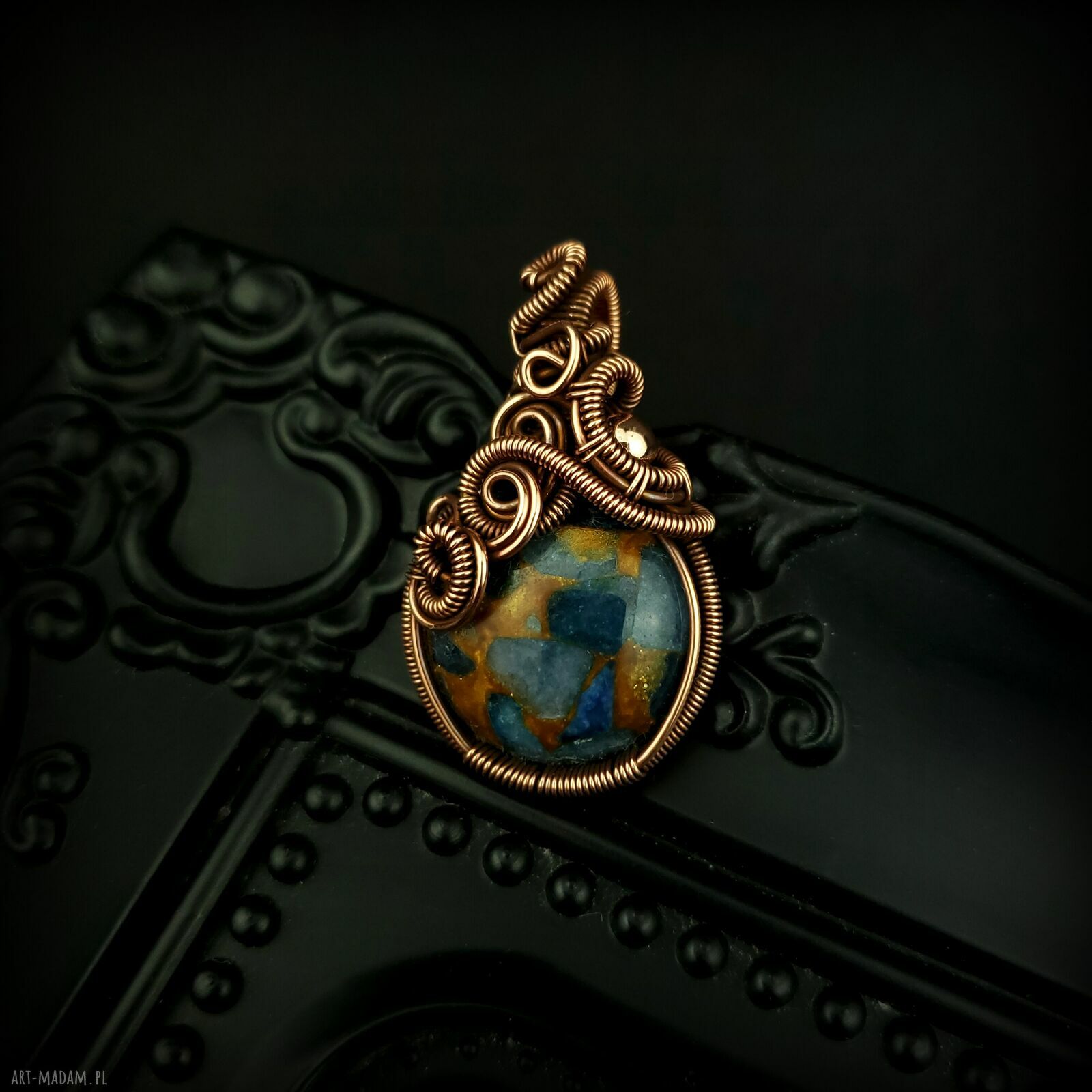 Wisiorek z niebieskim agatem w technice wire wrapping - miedziany, ręcznie robiony