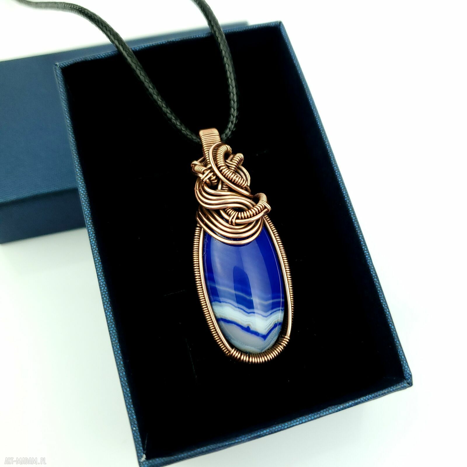Wisiorek z niebieskim agatem wire wrapping - miedziana biżuteria na prezent