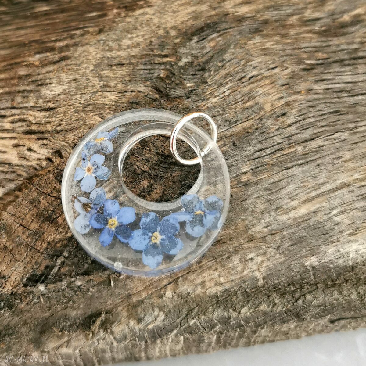 Wisiorek z niezapominajkami zatopionymi w bezbarwnej żywicy - ok. 3 cm (z łańcuszkiem)