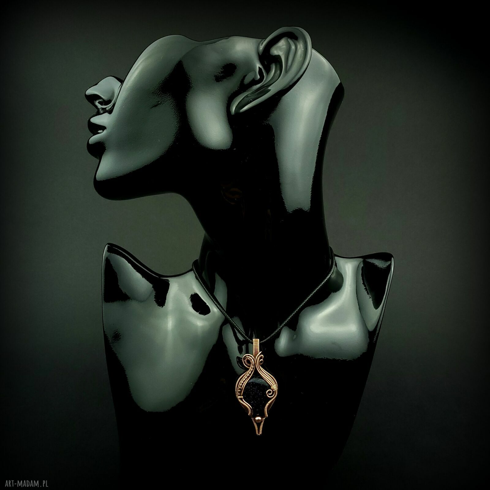 Wisiorek z Nocą Kairu - miedziany wire wrapping w kształcie serca