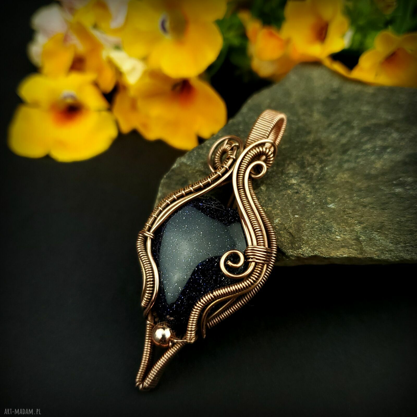 Wisiorek z Nocą Kairu - miedziany wire wrapping w kształcie serca