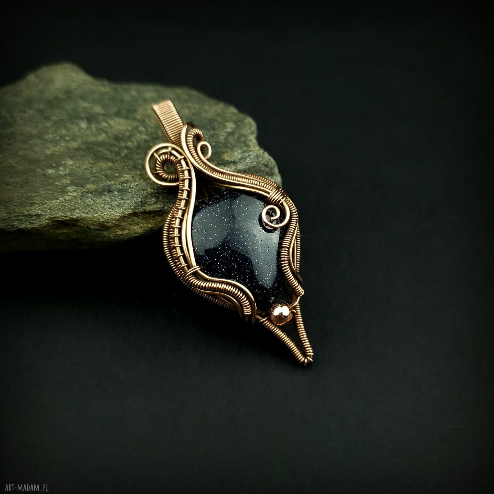 Wisiorek z Nocą Kairu - miedziany wire wrapping w kształcie serca