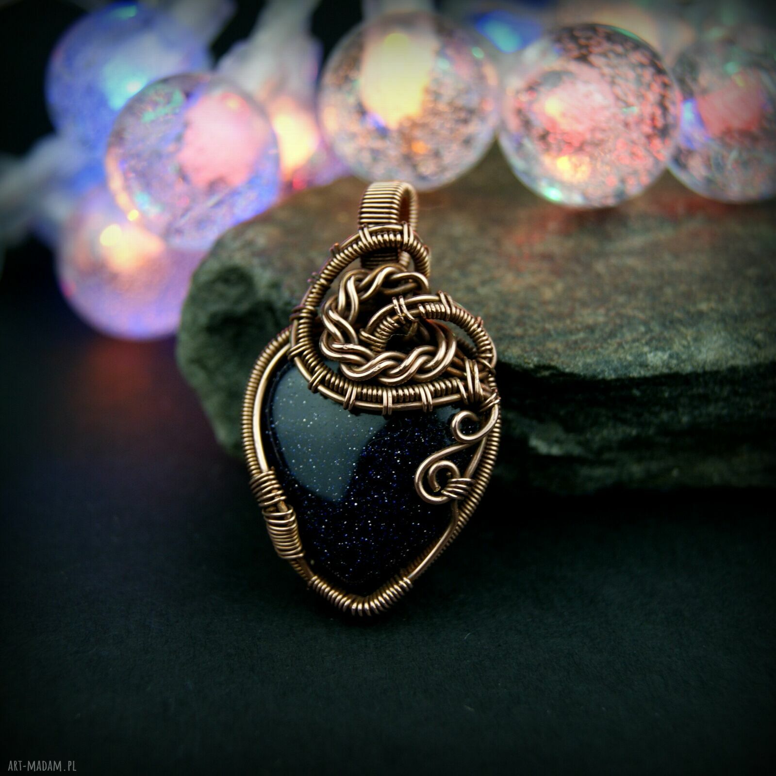 Wisiorek z nocą kairu - miedziany wire wrapping, serce i złoty hematyt
