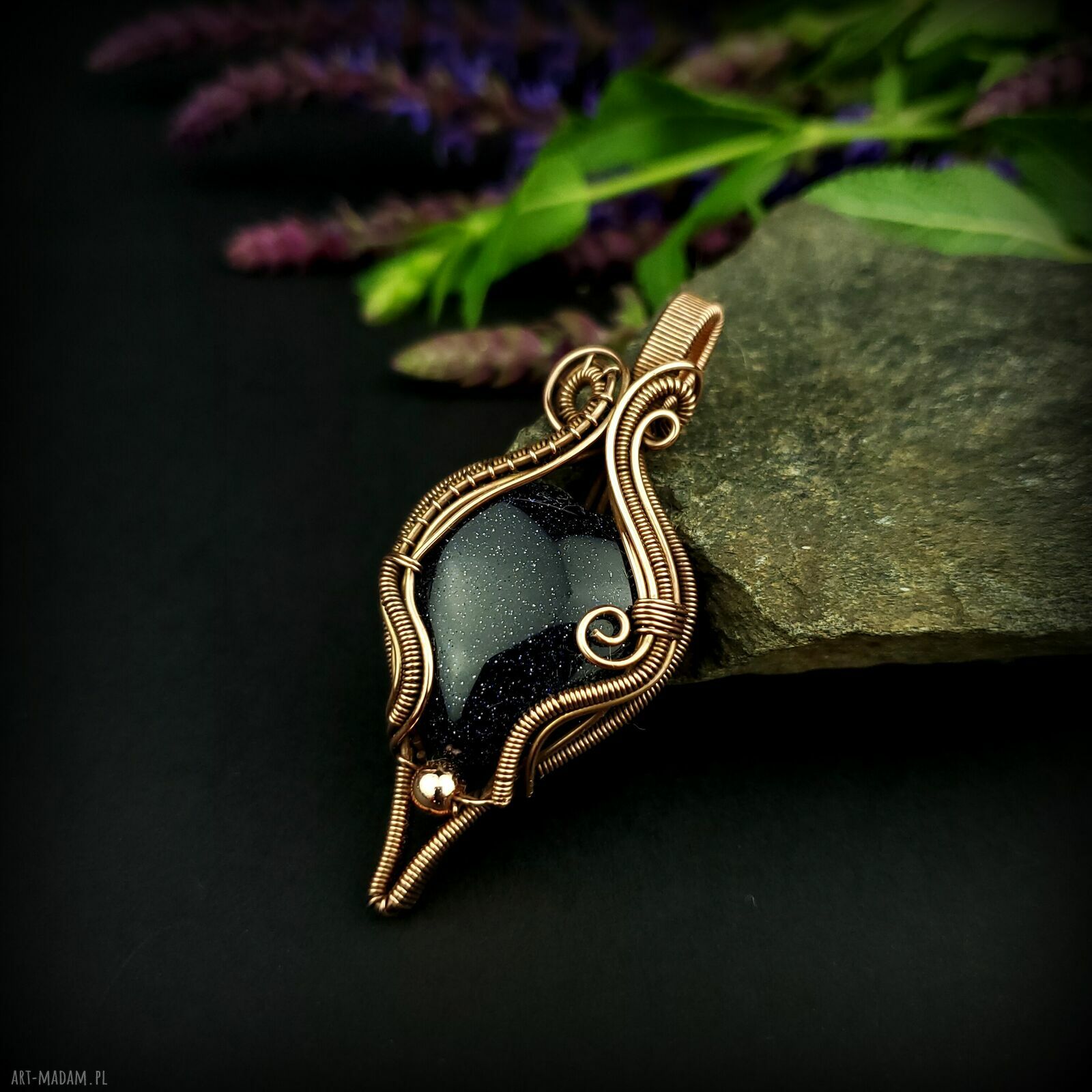 Wisiorek z Nocą Kairu - miedziany wire wrapping w kształcie serca