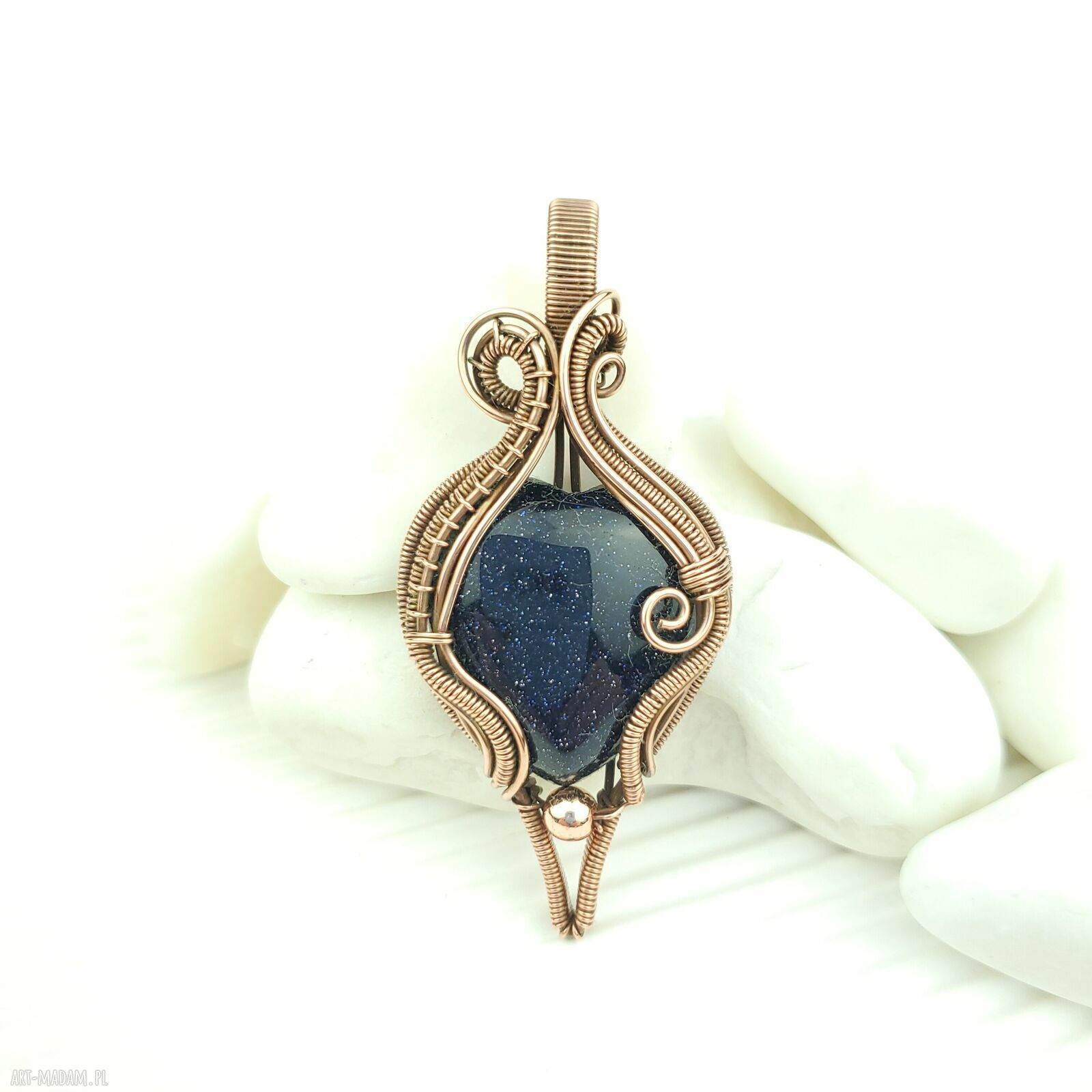 Wisiorek z Nocą Kairu - miedziany wire wrapping w kształcie serca