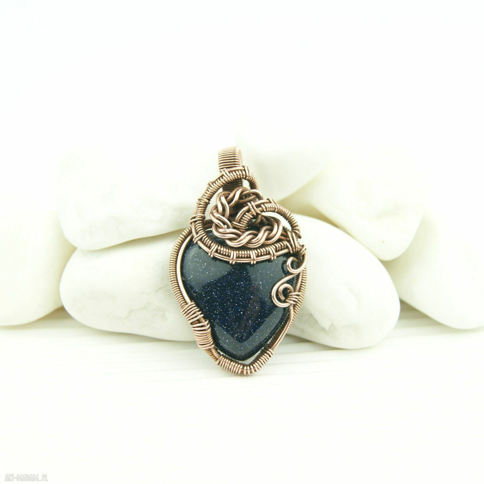 Wisiorek z nocą kairu - miedziany wire wrapping, serce i złoty hematyt