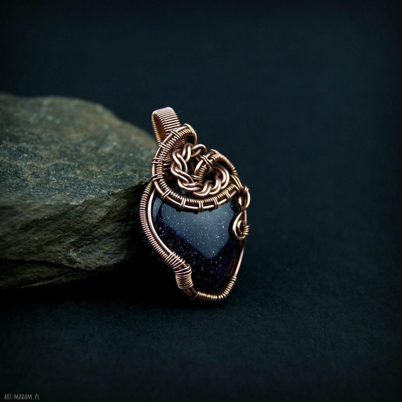Wisiorek z nocą kairu - miedziany wire wrapping, serce i złoty hematyt