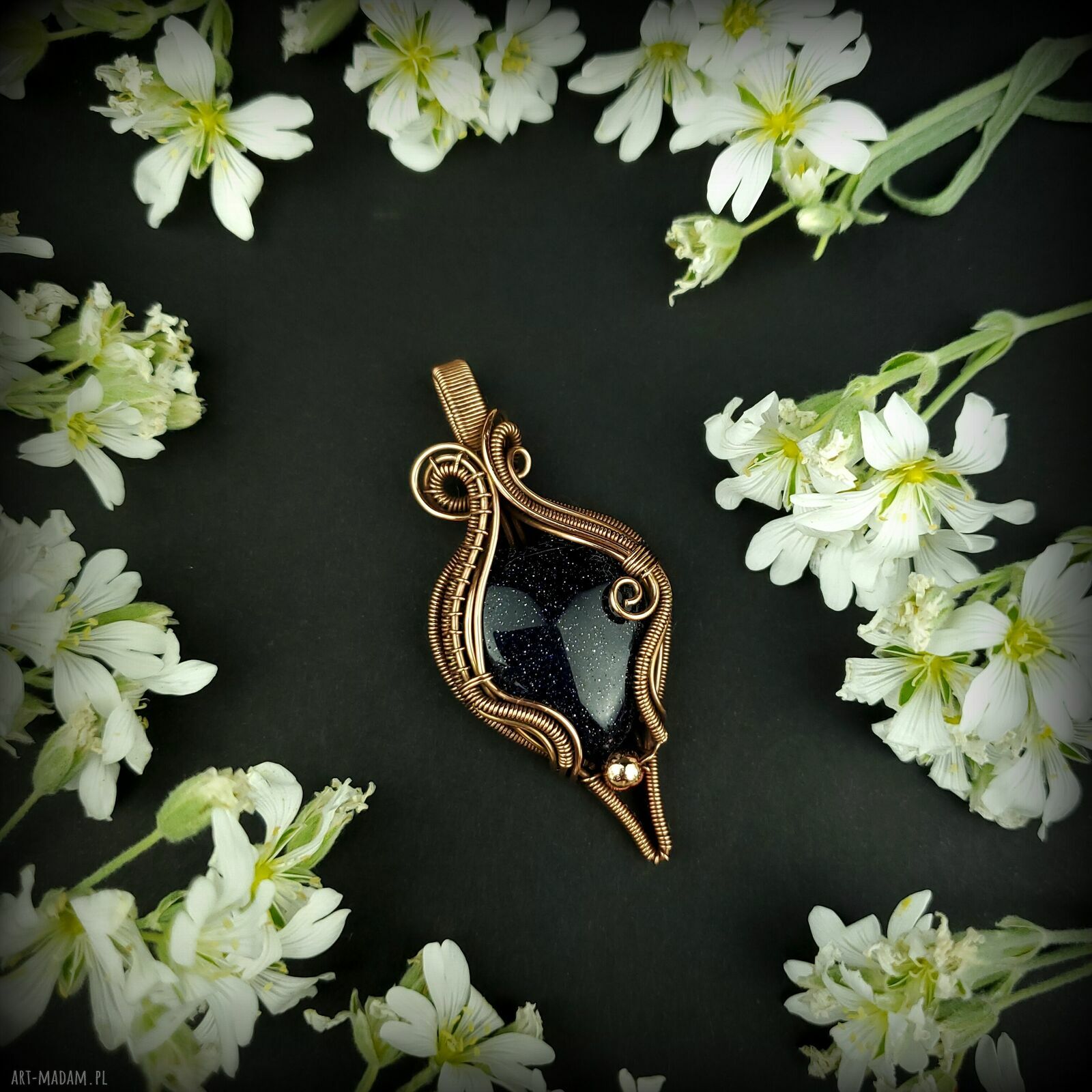Wisiorek z Nocą Kairu - miedziany wire wrapping w kształcie serca