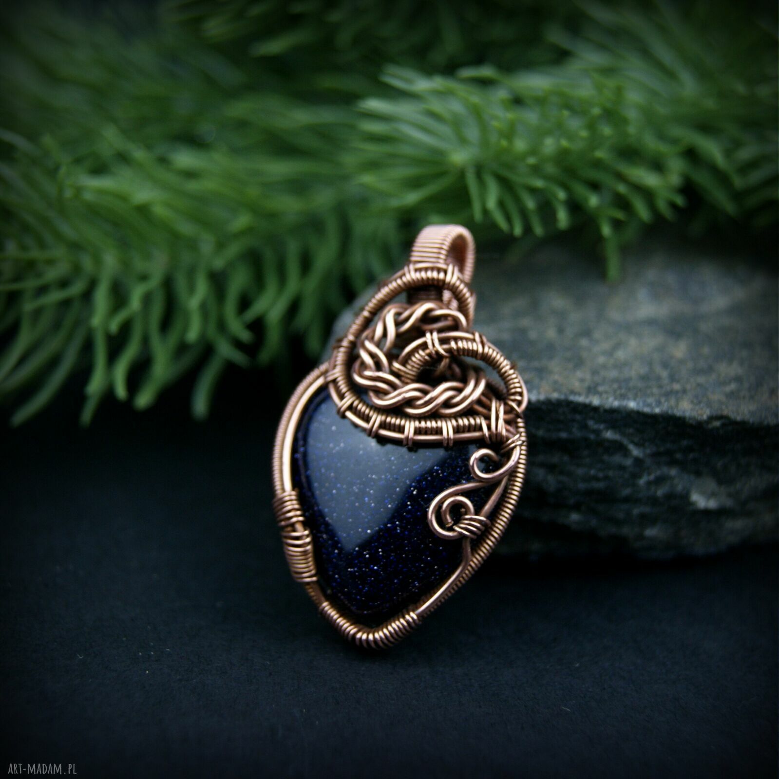Wisiorek z nocą kairu - miedziany wire wrapping, serce i złoty hematyt