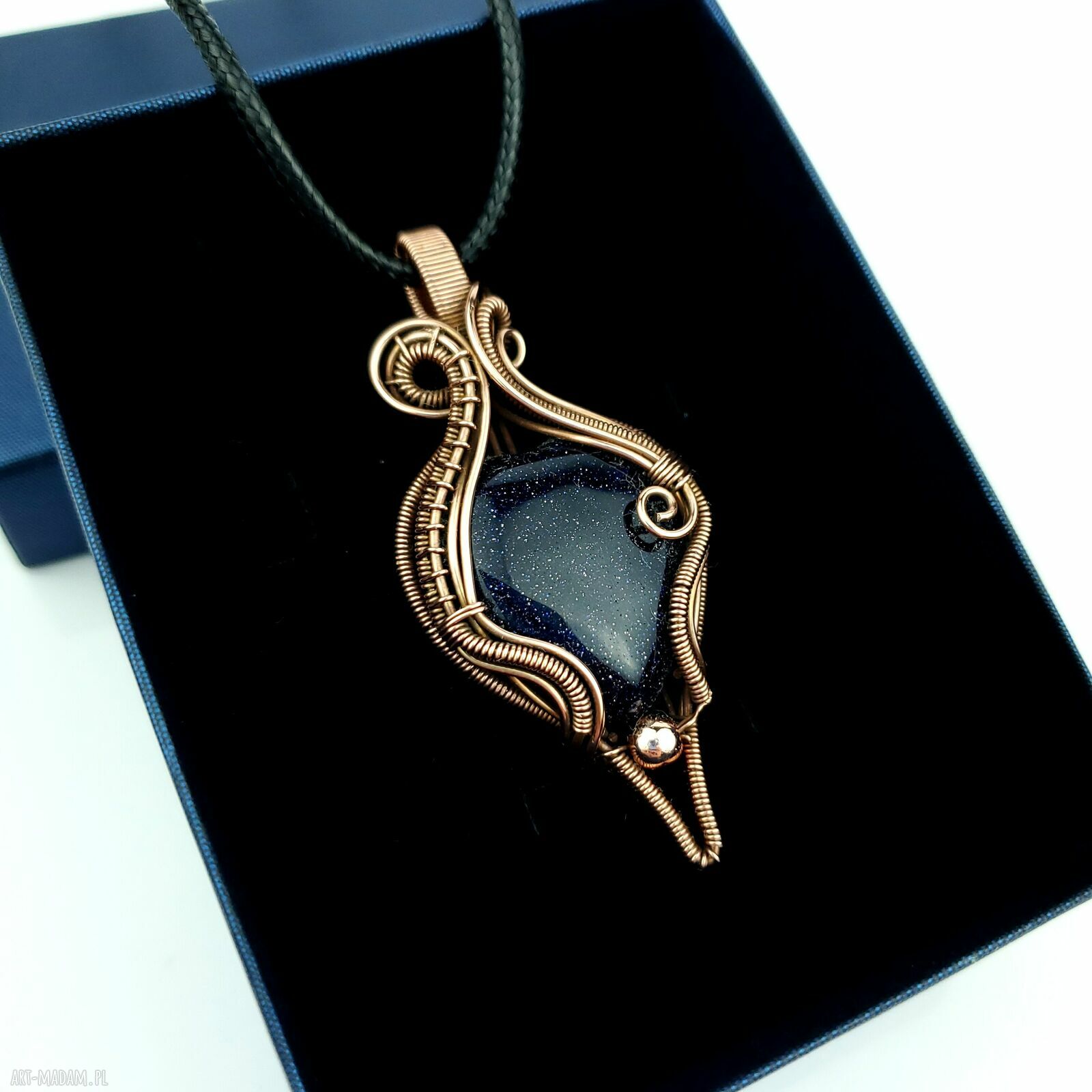 Wisiorek z Nocą Kairu - miedziany wire wrapping w kształcie serca