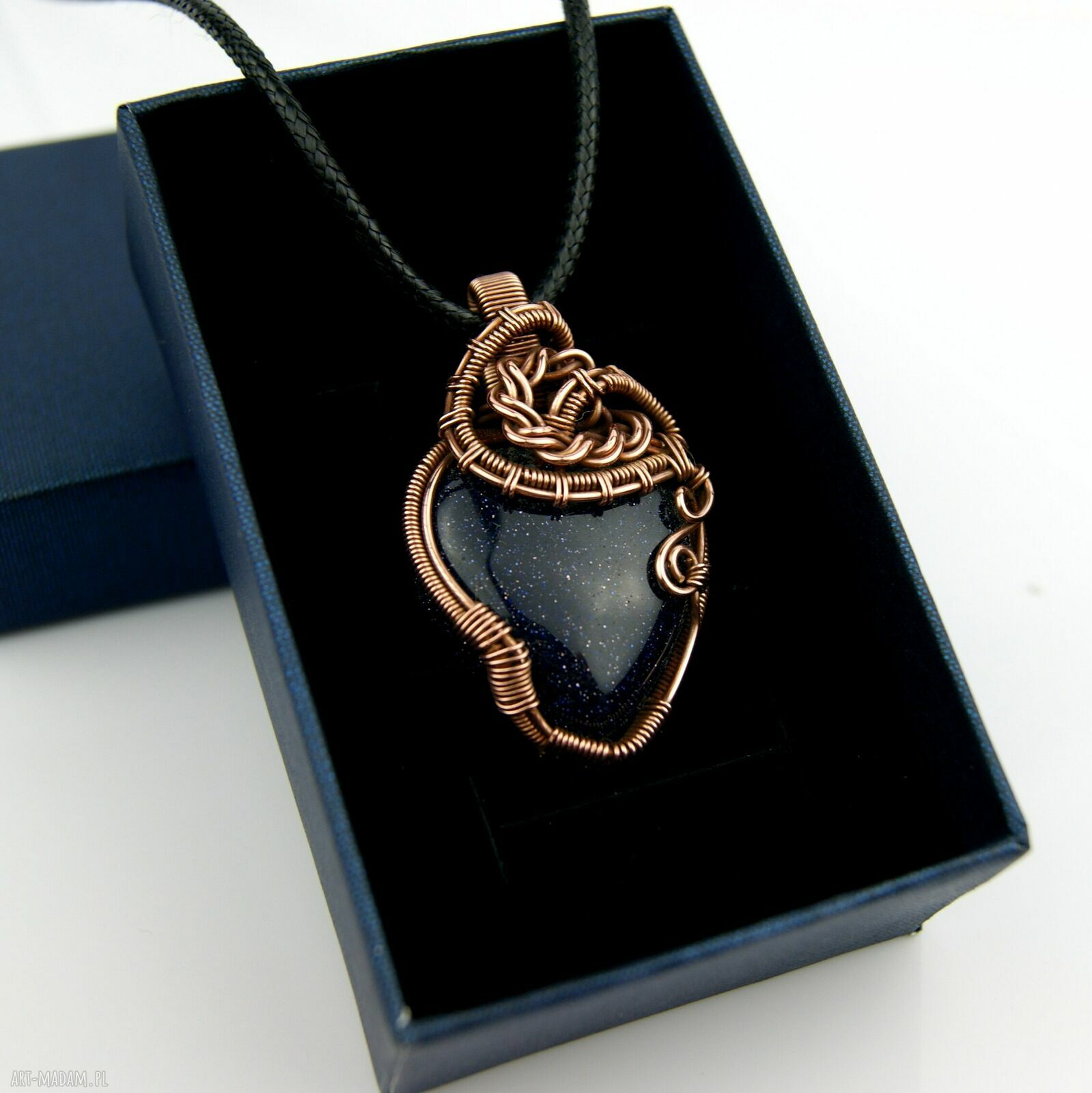 Wisiorek z nocą kairu - miedziany wire wrapping, serce i złoty hematyt