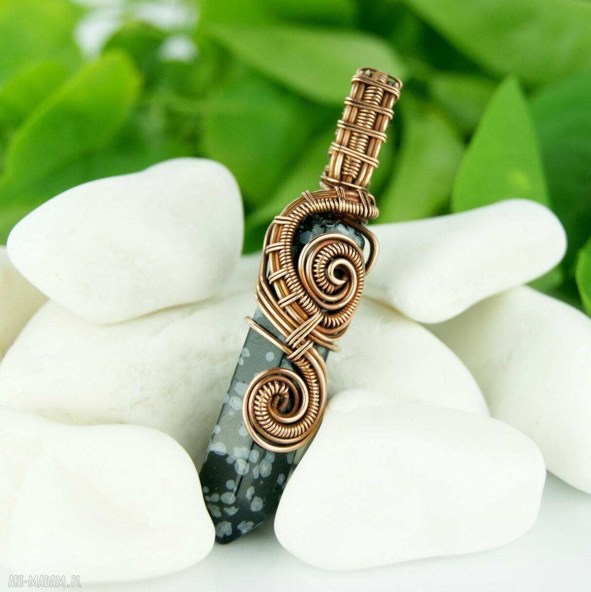 Ręcznie robiony wisiorek z obsydianem śnieżnym w technice wire wrapping