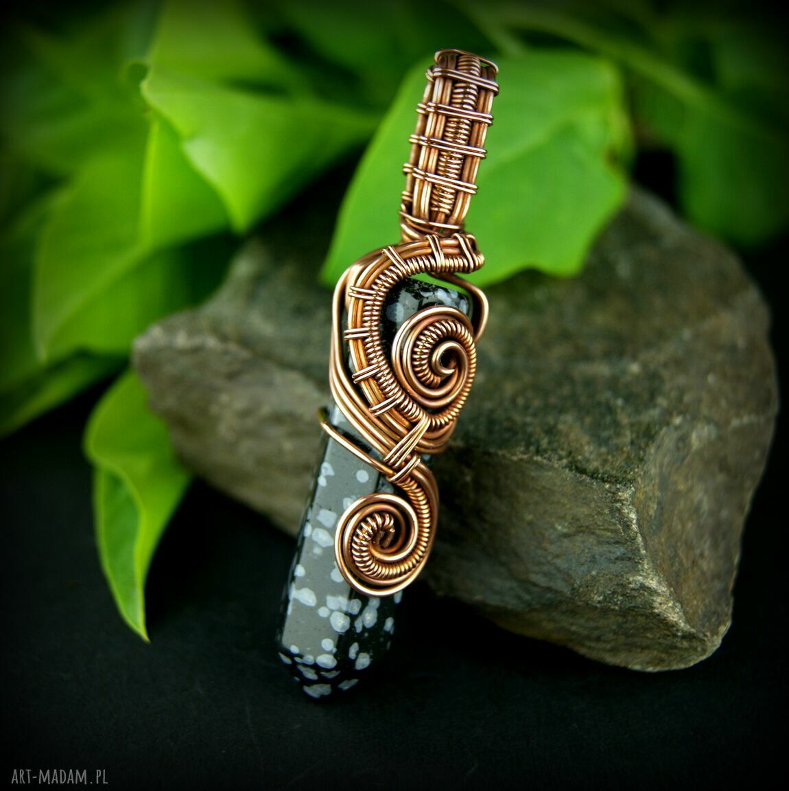 Ręcznie robiony wisiorek z obsydianem śnieżnym w technice wire wrapping