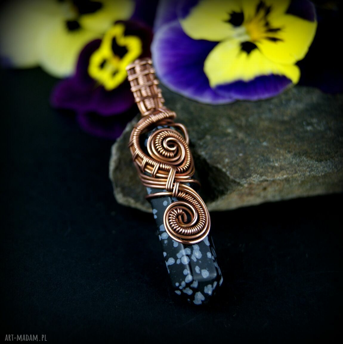 Ręcznie robiony wisiorek z obsydianem śnieżnym w technice wire wrapping