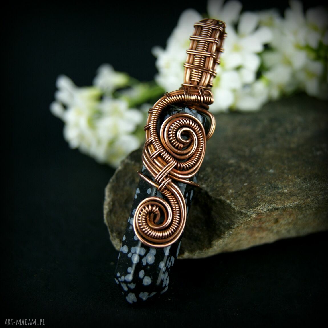 Ręcznie robiony wisiorek z obsydianem śnieżnym w technice wire wrapping