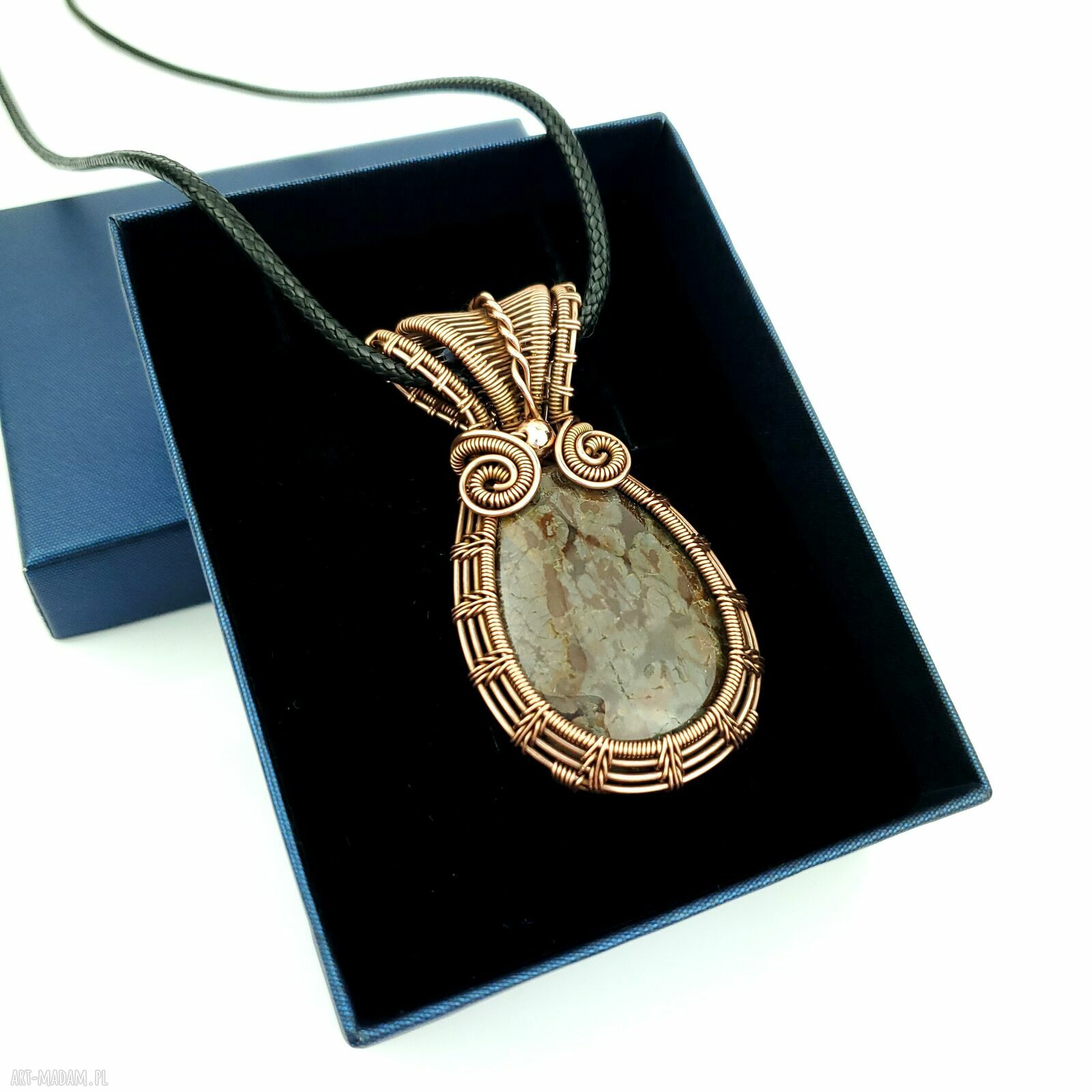 Wisiorek z obsydianem - spokój zamknięty w miedzianym wire wrappingu