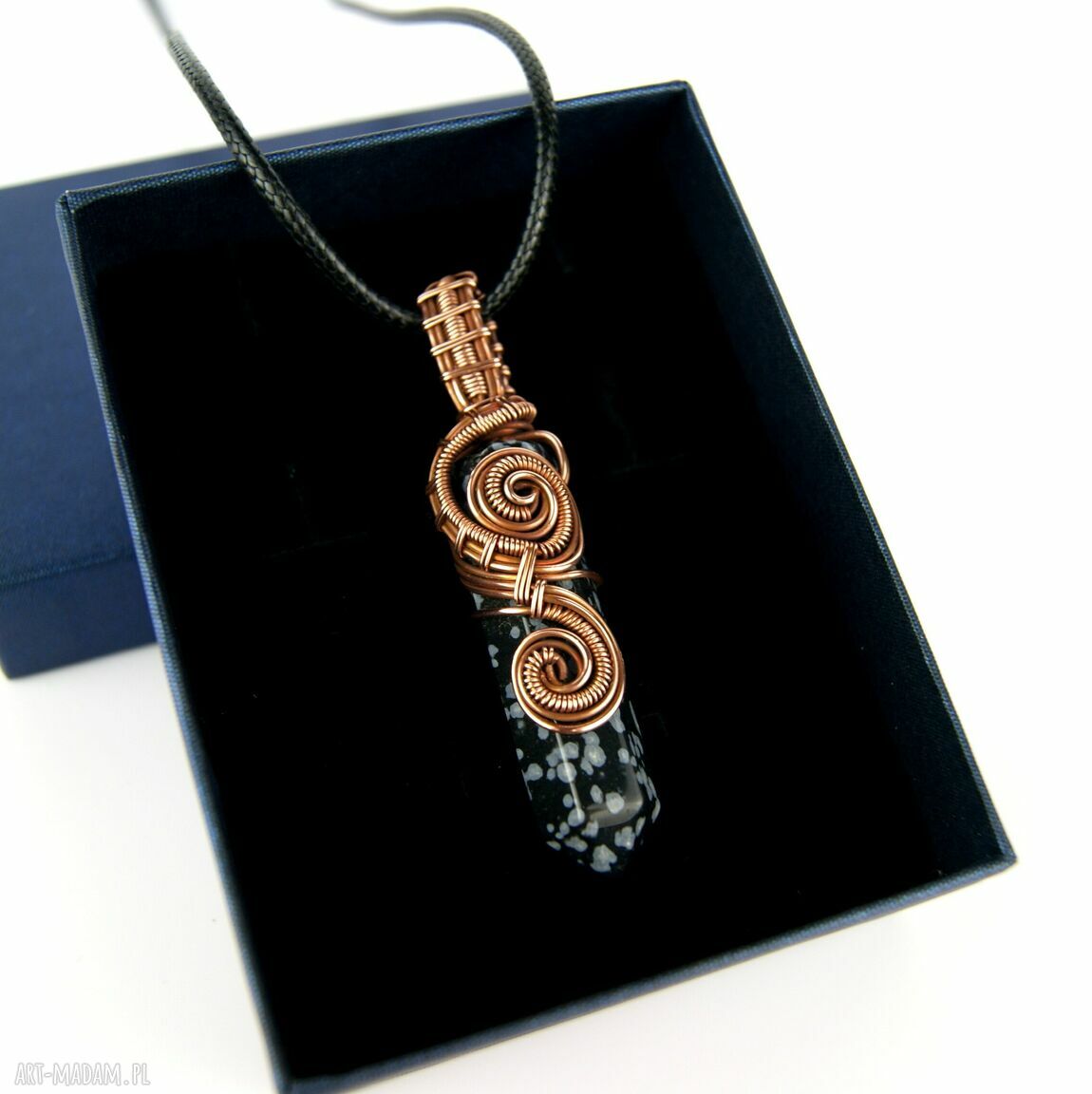 Ręcznie robiony wisiorek z obsydianem śnieżnym w technice wire wrapping