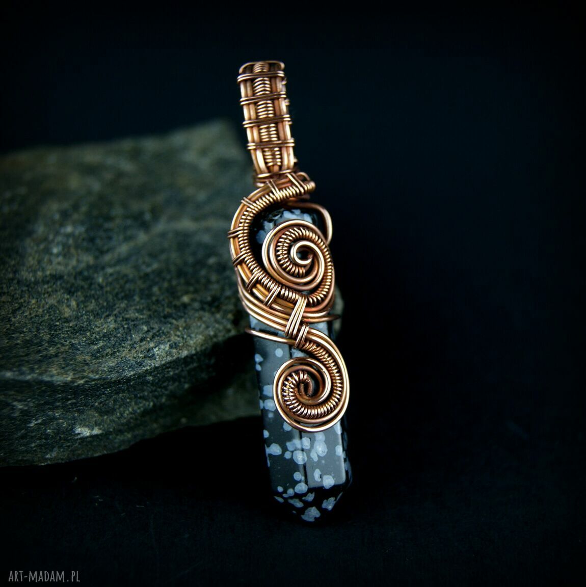 Ręcznie robiony wisiorek z obsydianem śnieżnym w technice wire wrapping