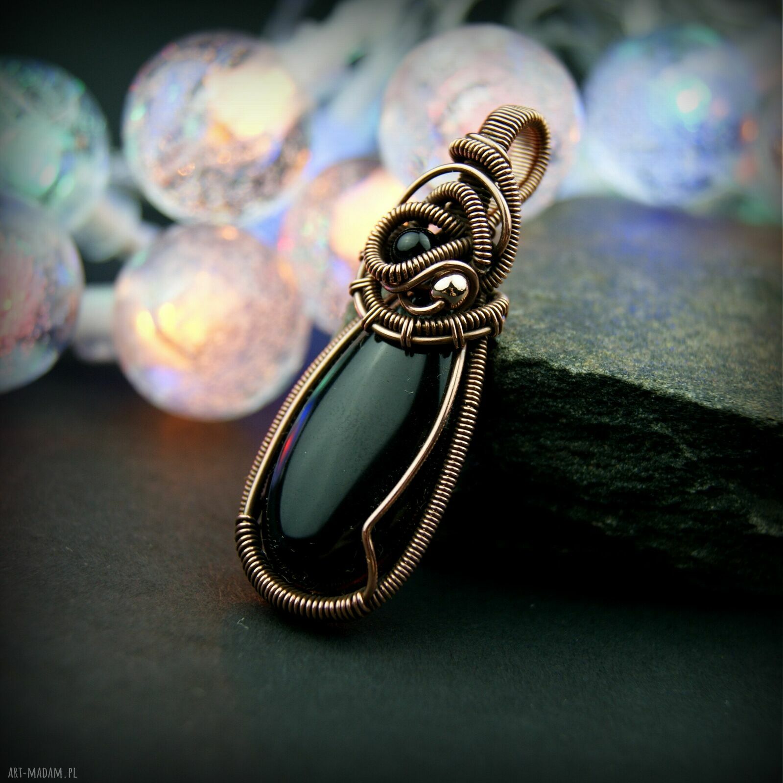 Wisiorek z onyksem - miedziany wire wrapping i hematyt