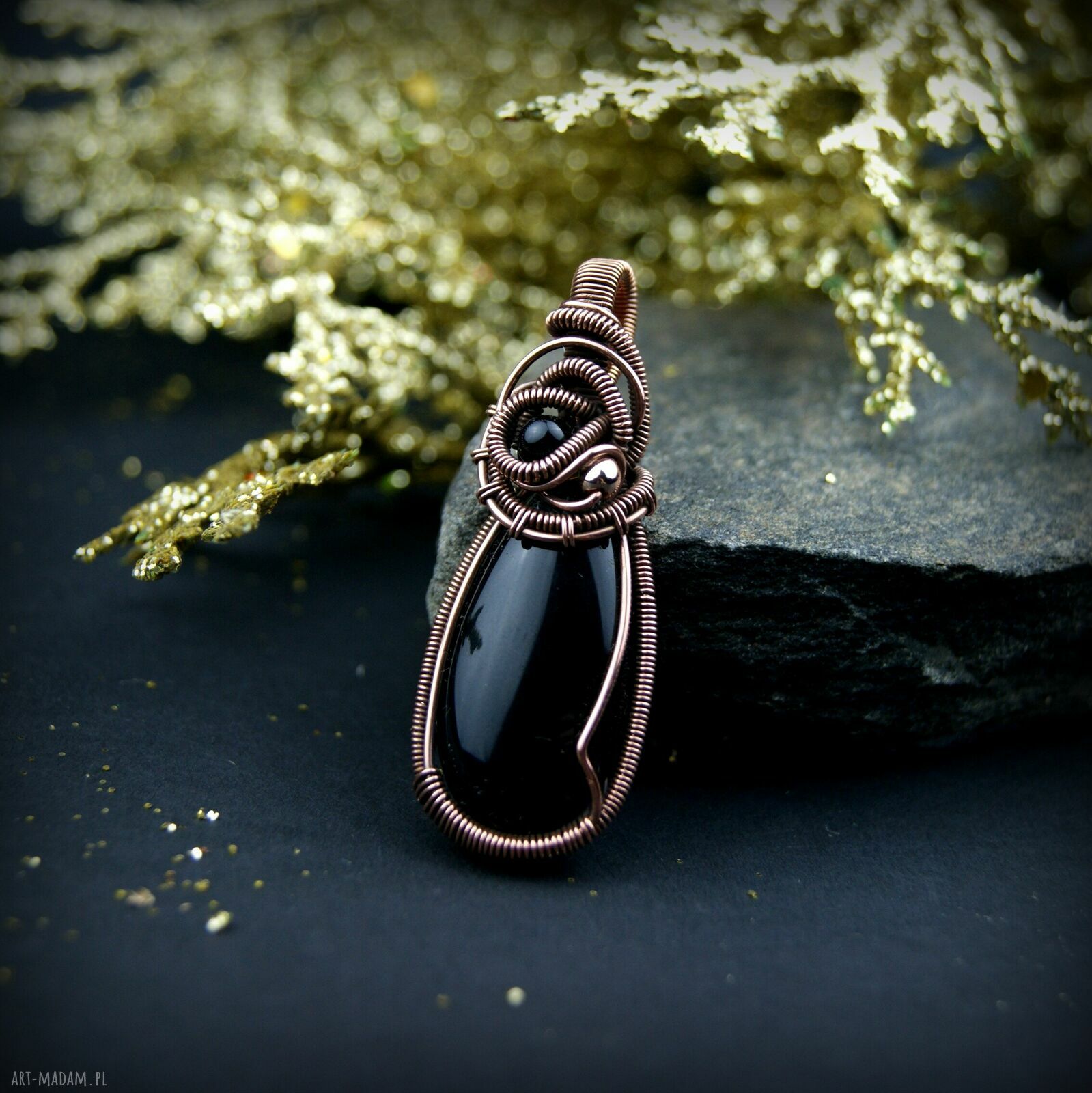 Wisiorek z onyksem - miedziany wire wrapping i hematyt
