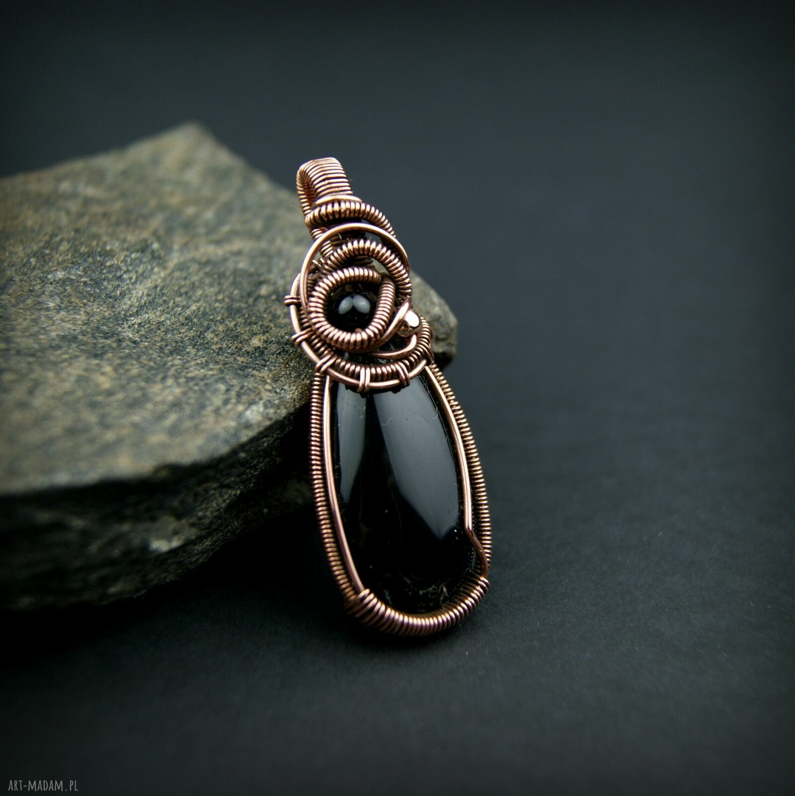 Wisiorek z onyksem - miedziany wire wrapping i hematyt