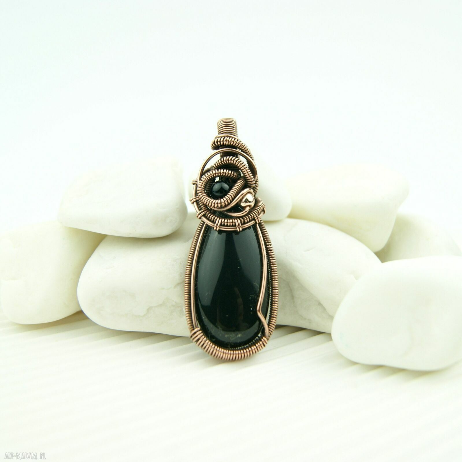 Wisiorek z onyksem - miedziany wire wrapping i hematyt