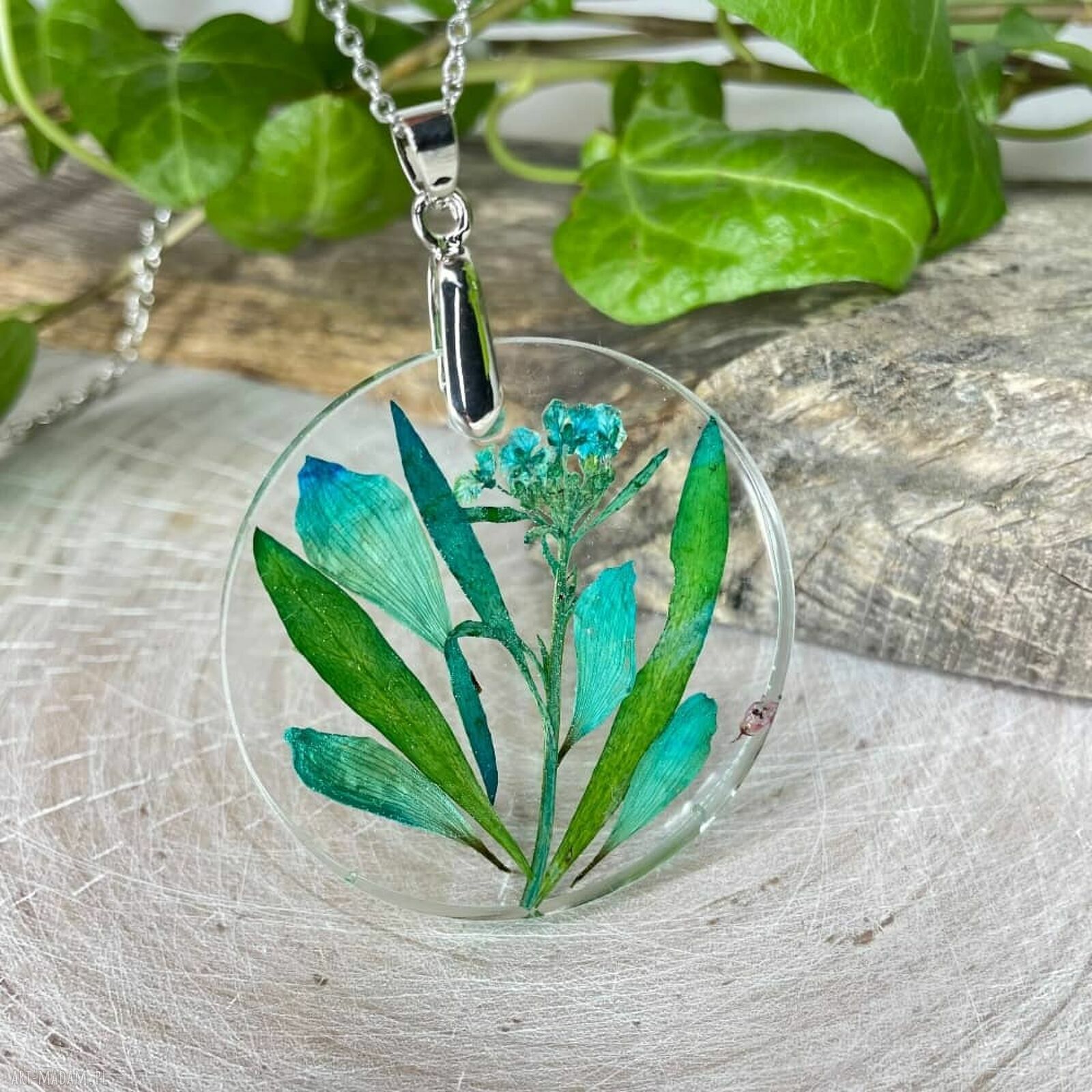 Wisiorek z prawdziwymi kwiatami w żywicy - rękodzieło Herbarium Jewelry