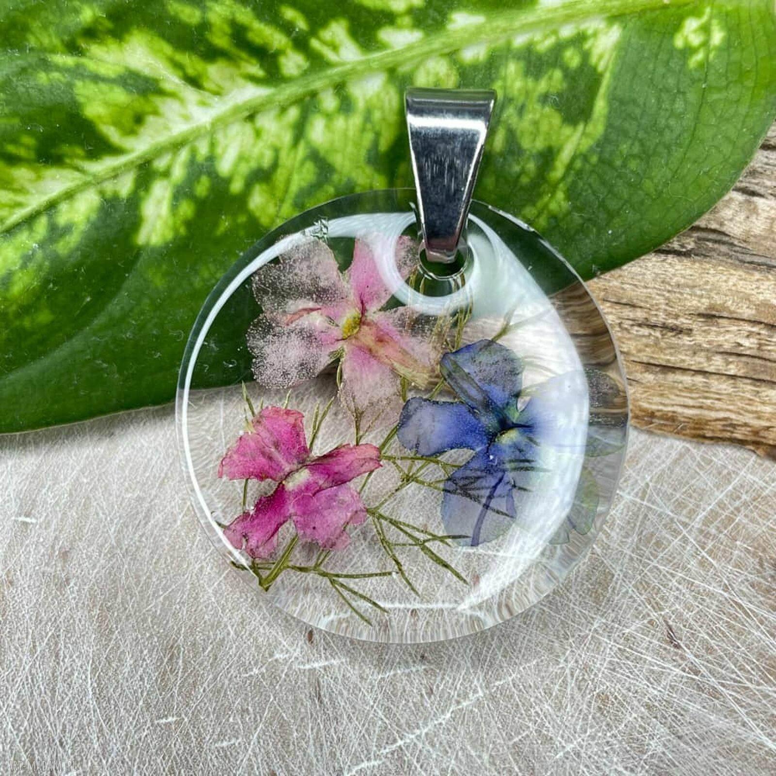 Wisiorek z prawdziwymi kwiatami z1960 w żywicy Herbarium Jewelry