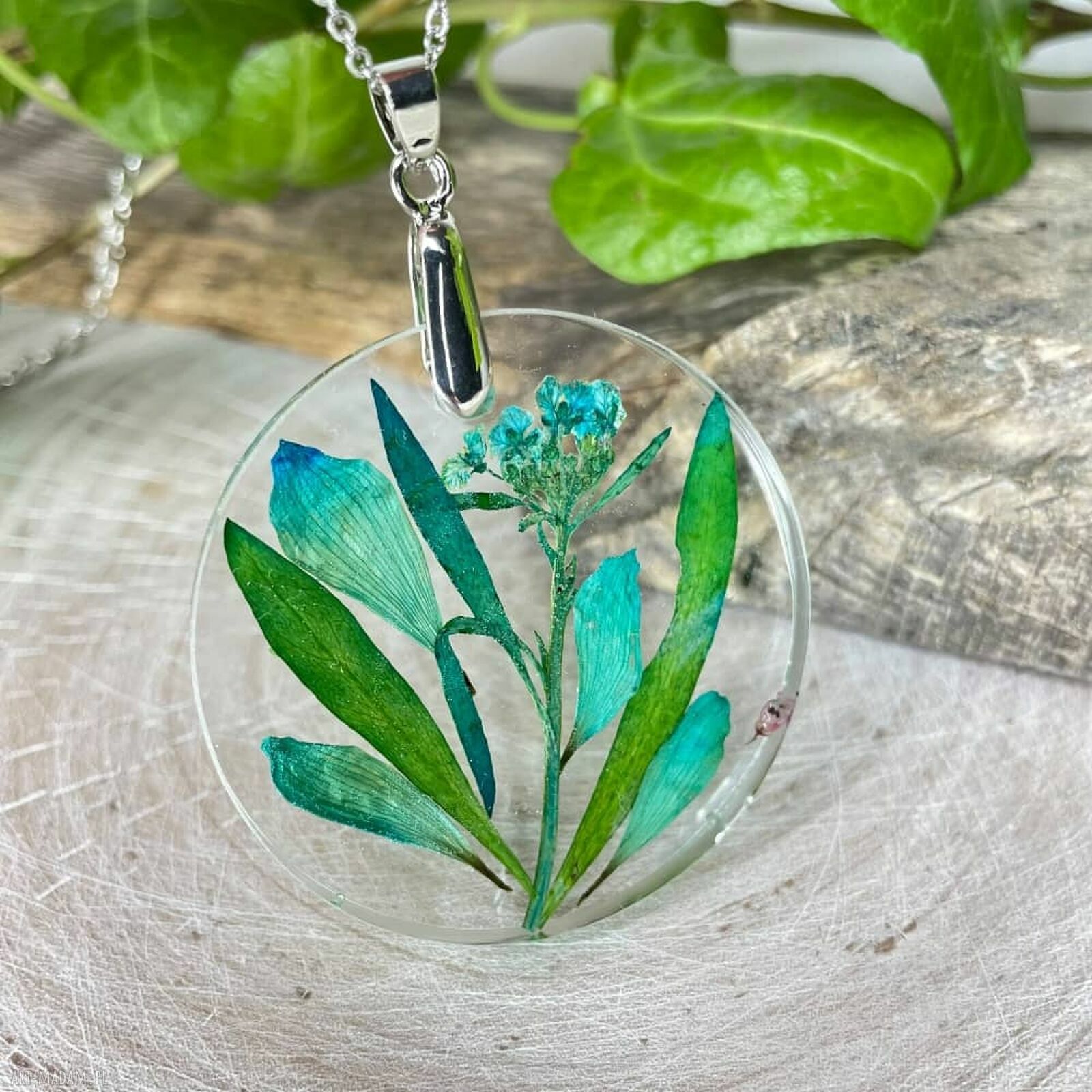 Wisiorek z prawdziwymi kwiatami w żywicy - rękodzieło Herbarium Jewelry
