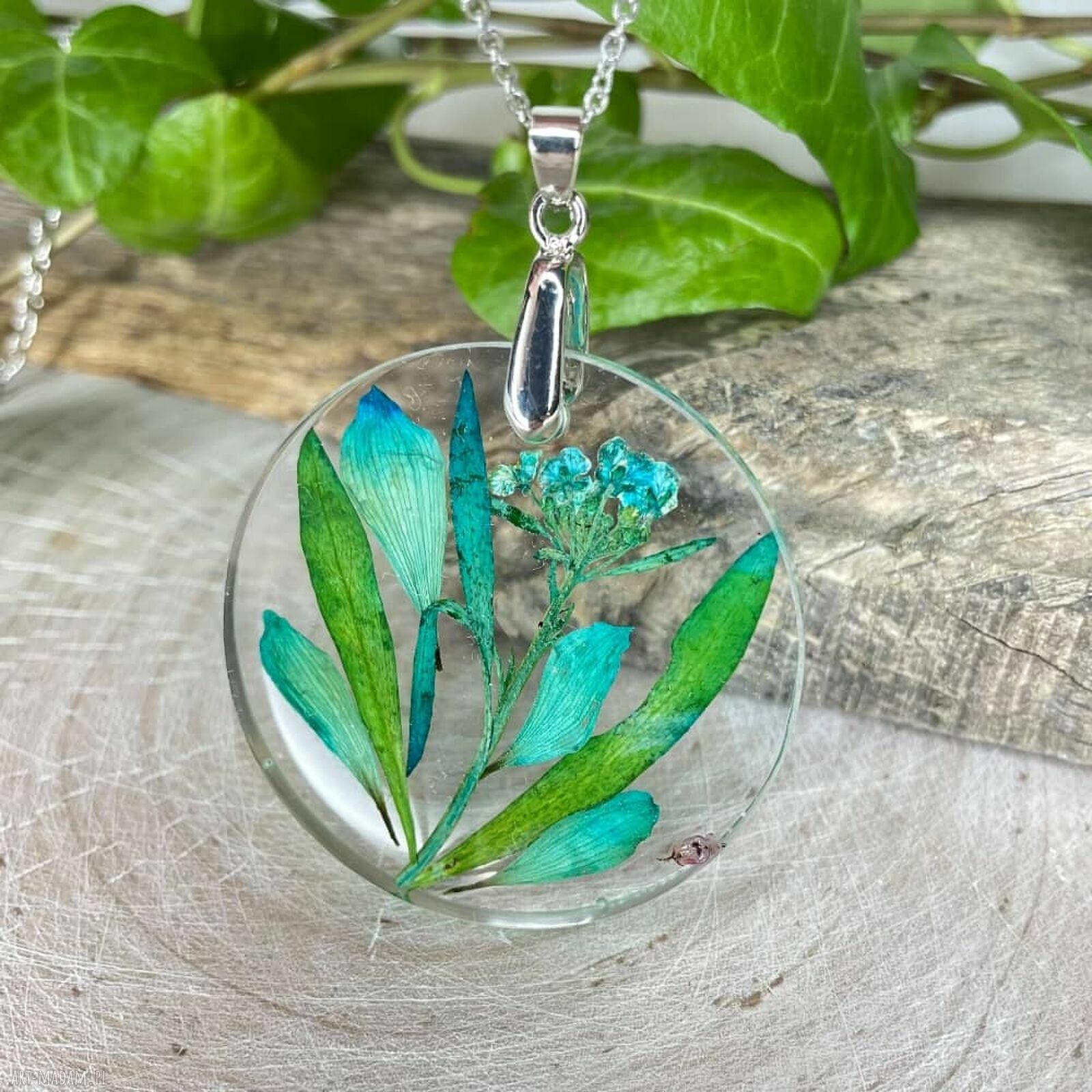 Wisiorek z prawdziwymi kwiatami w żywicy - rękodzieło Herbarium Jewelry