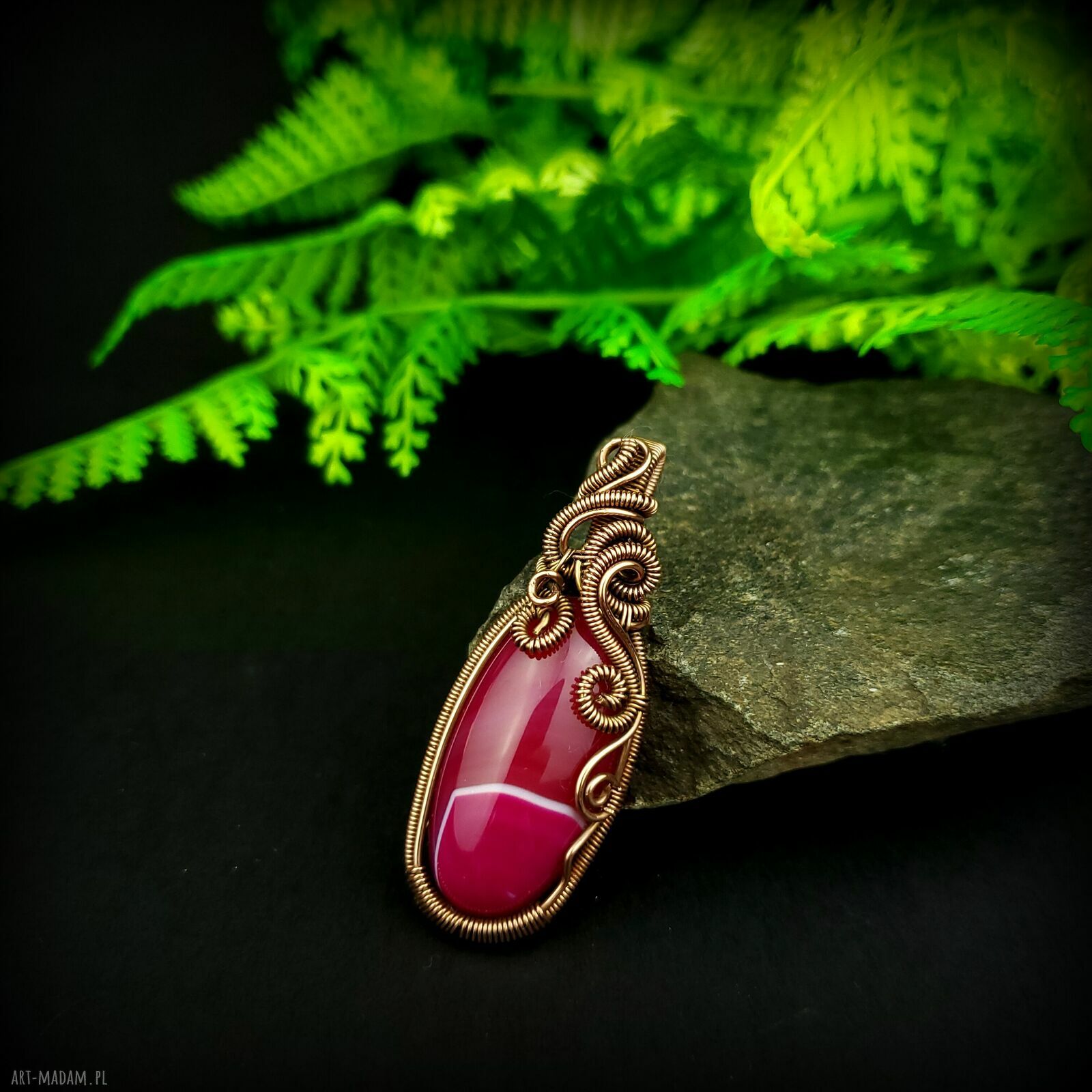 Wisiorek z różowym agatem - ręcznie robiony wire wrapping
