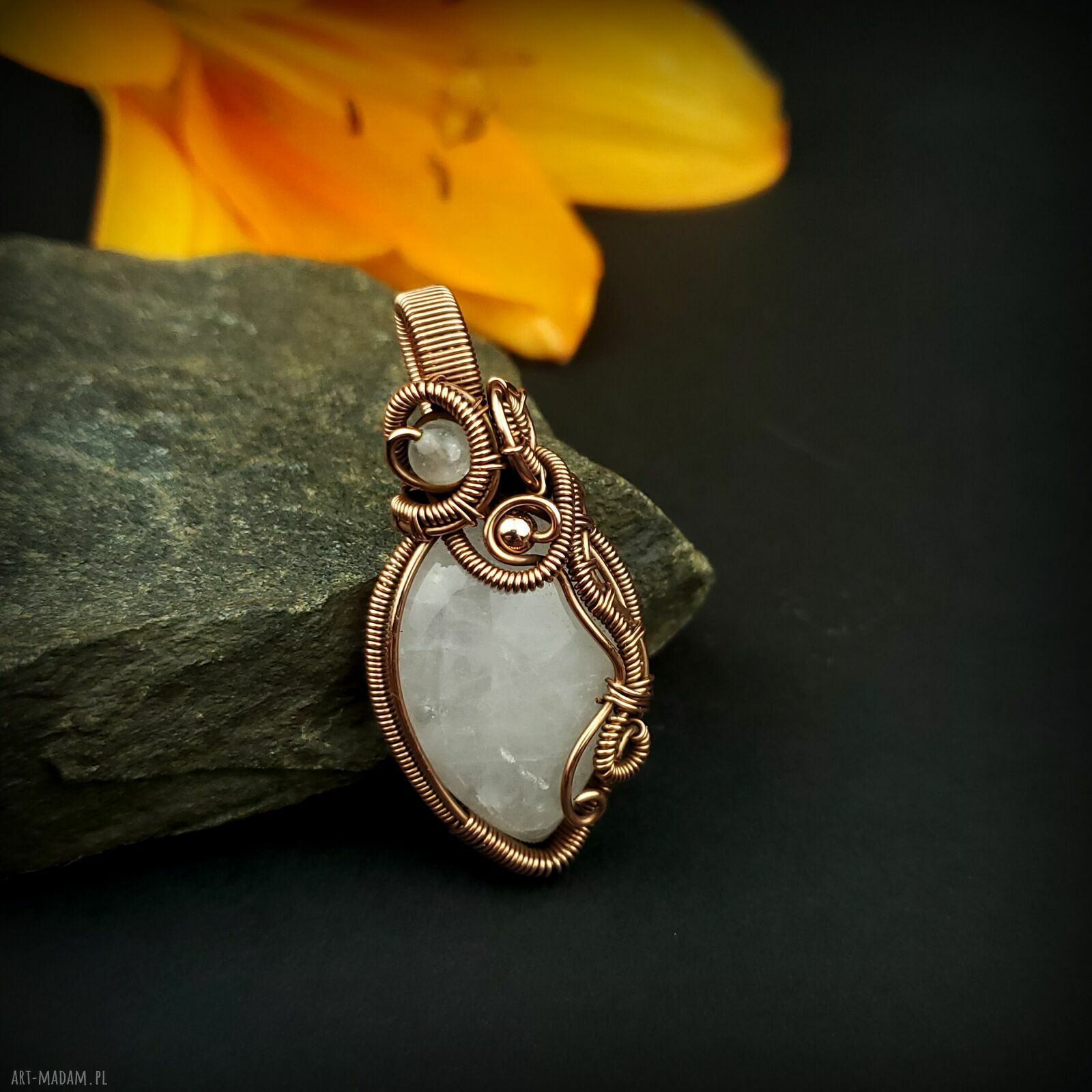 Wisiorek z różowym kwarcem w technice wire wrapping