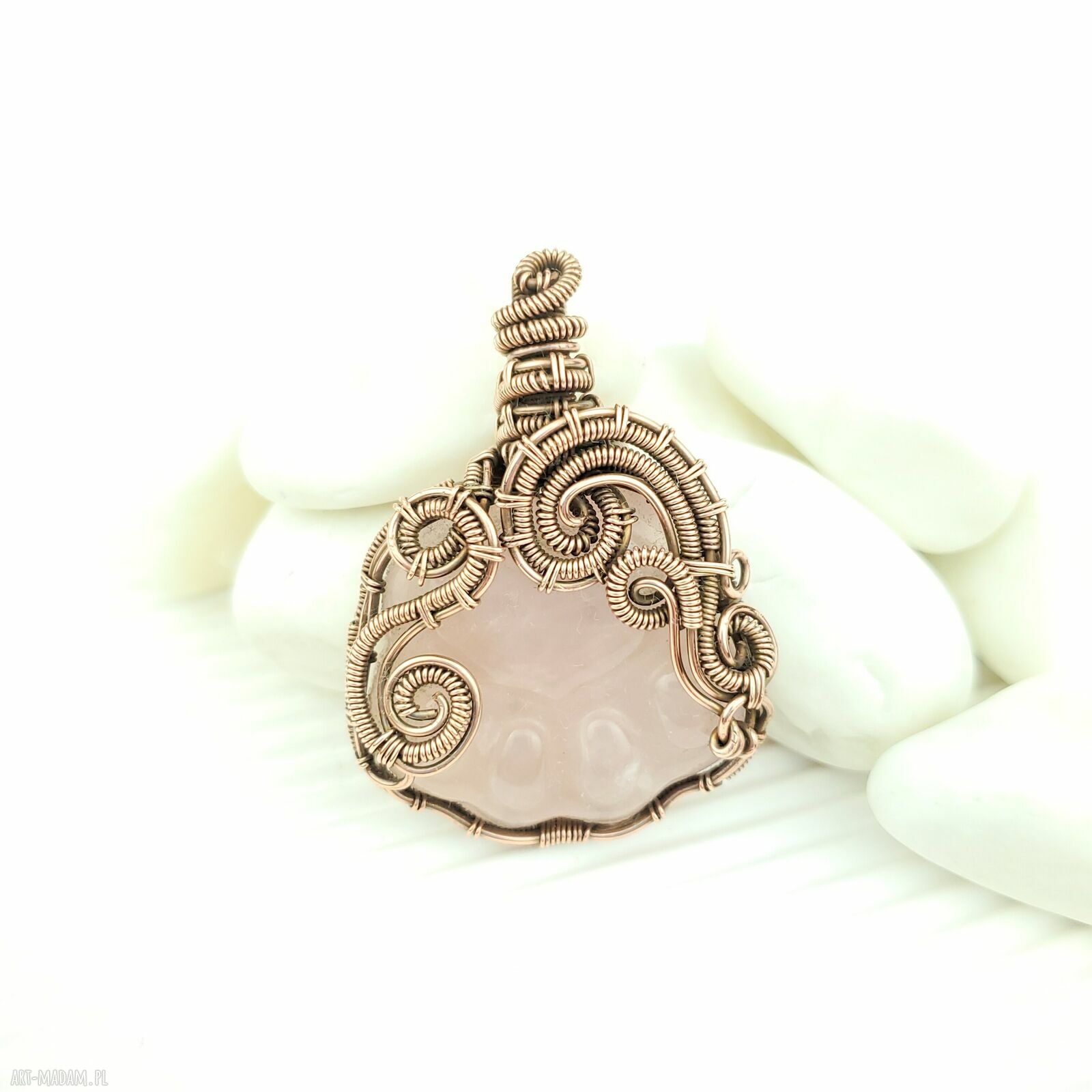 Wisiorek z różowym kwarcem w kształcie łapki - wire wrapping z oksydowanej miedzi