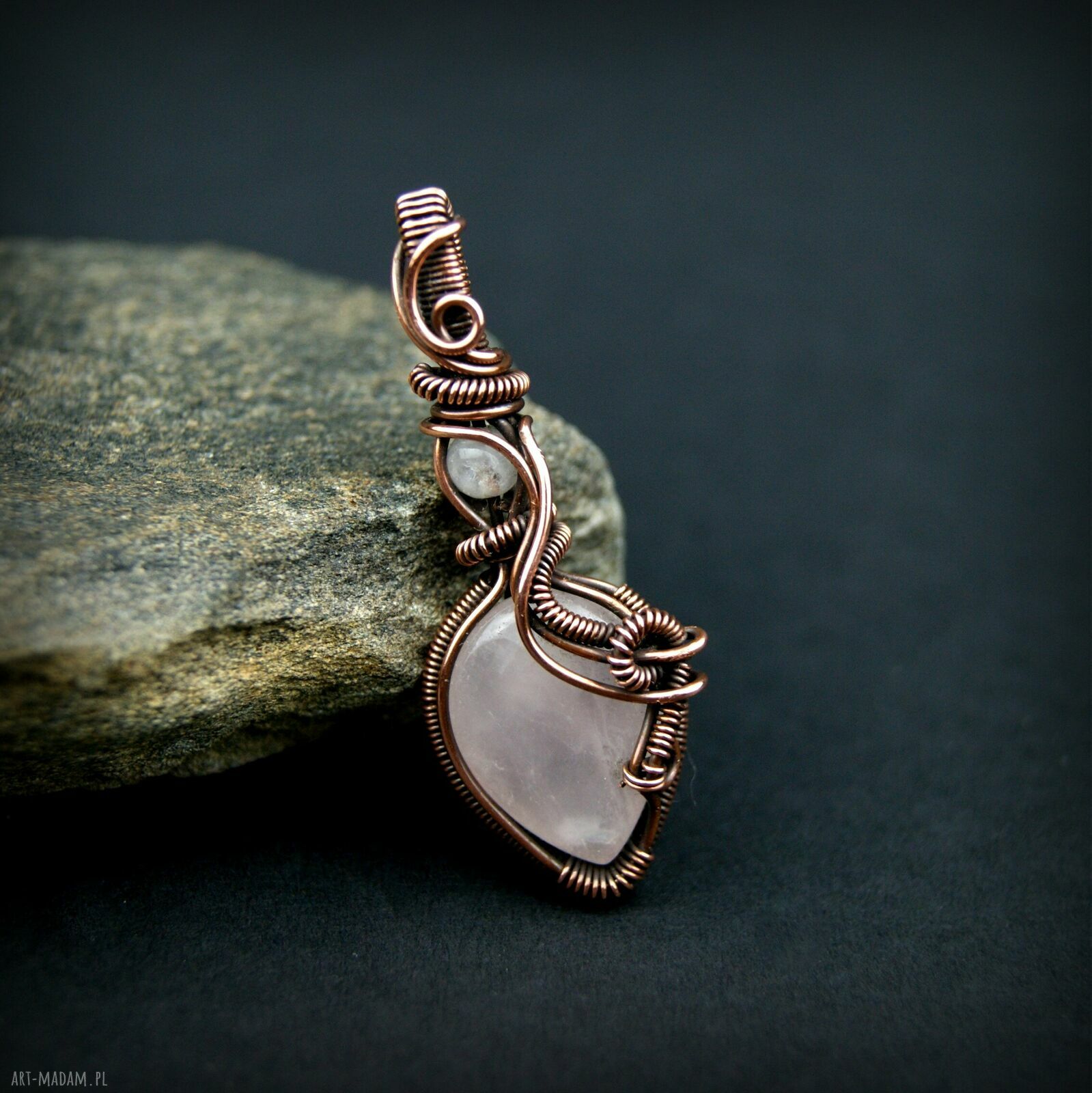 Ręcznie robiony wisiorek z różowym kwarcem - wire wrapping z oksydowanej miedzi