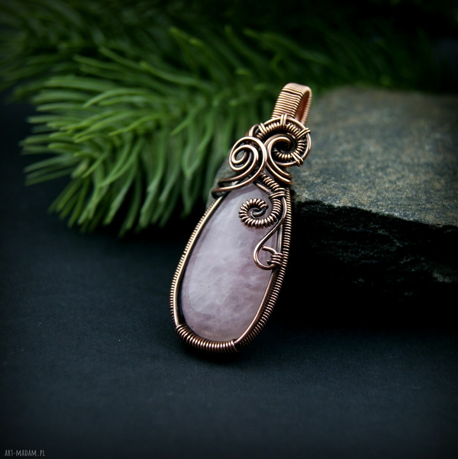 Wisiorek z różowym kwarcem w technice wire wrapping - miedziany handmade