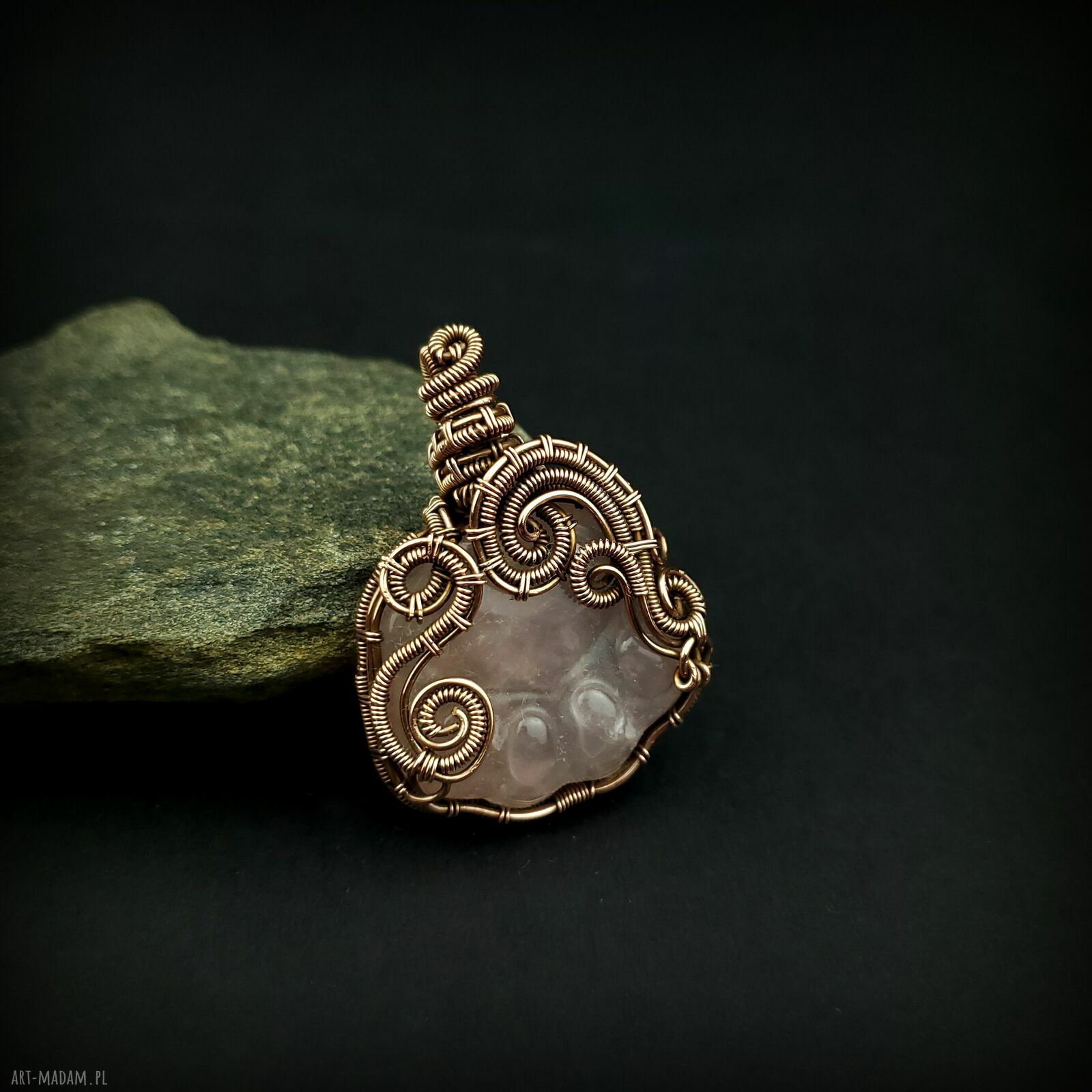 Wisiorek z różowym kwarcem w kształcie łapki - wire wrapping z oksydowanej miedzi