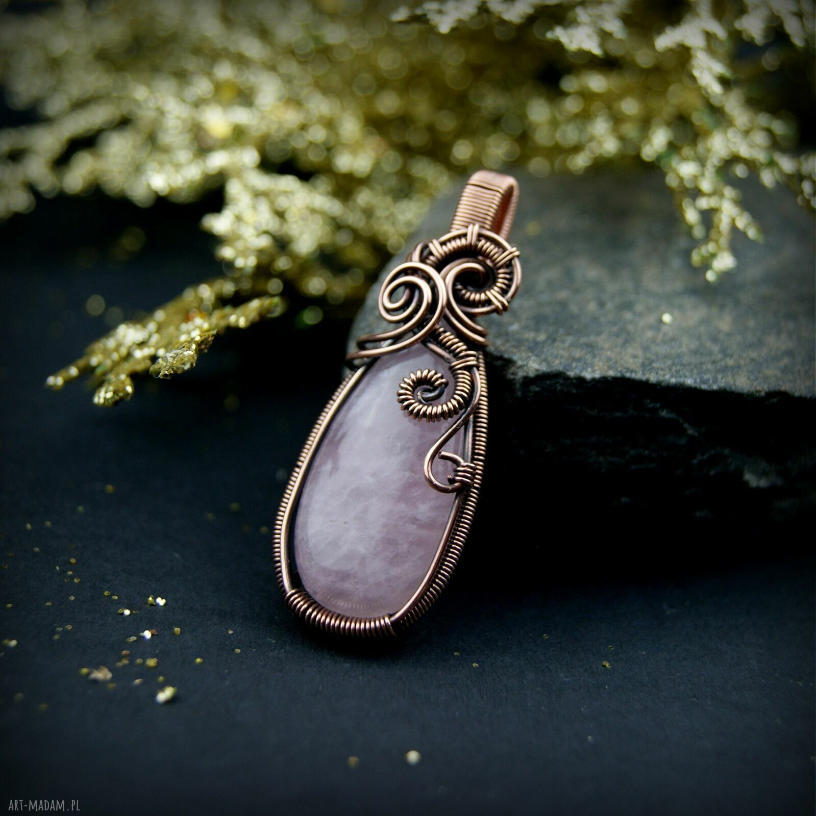Wisiorek z różowym kwarcem w technice wire wrapping - miedziany handmade