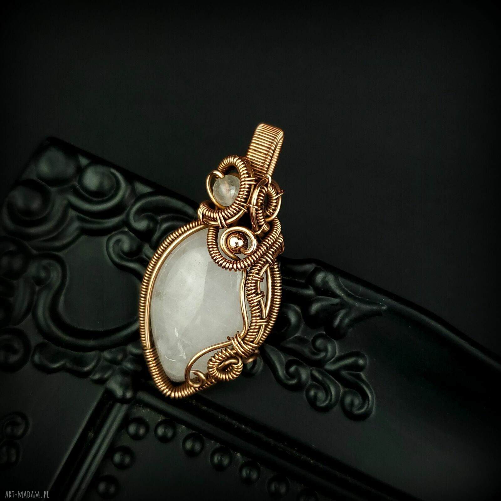 Wisiorek z różowym kwarcem w technice wire wrapping