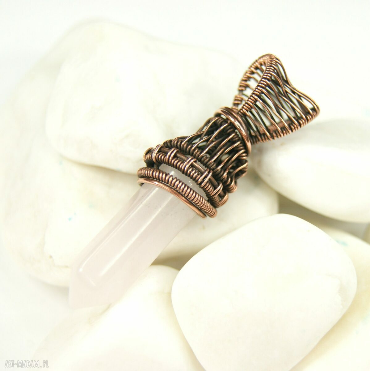 Ręcznie robiony wisiorek z różowym kwarcem - wire wrapping na prezent