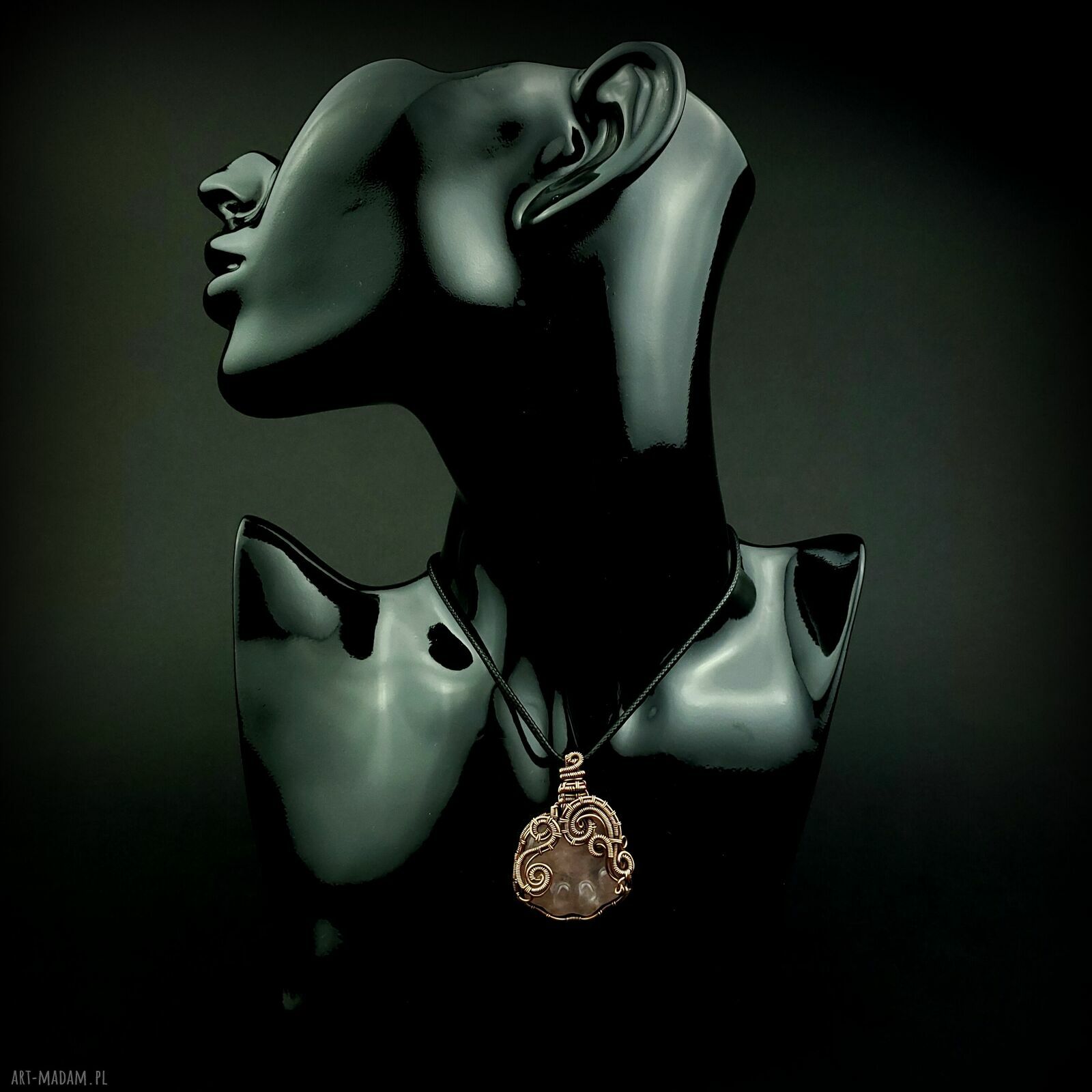 Wisiorek z różowym kwarcem w kształcie łapki - wire wrapping z oksydowanej miedzi