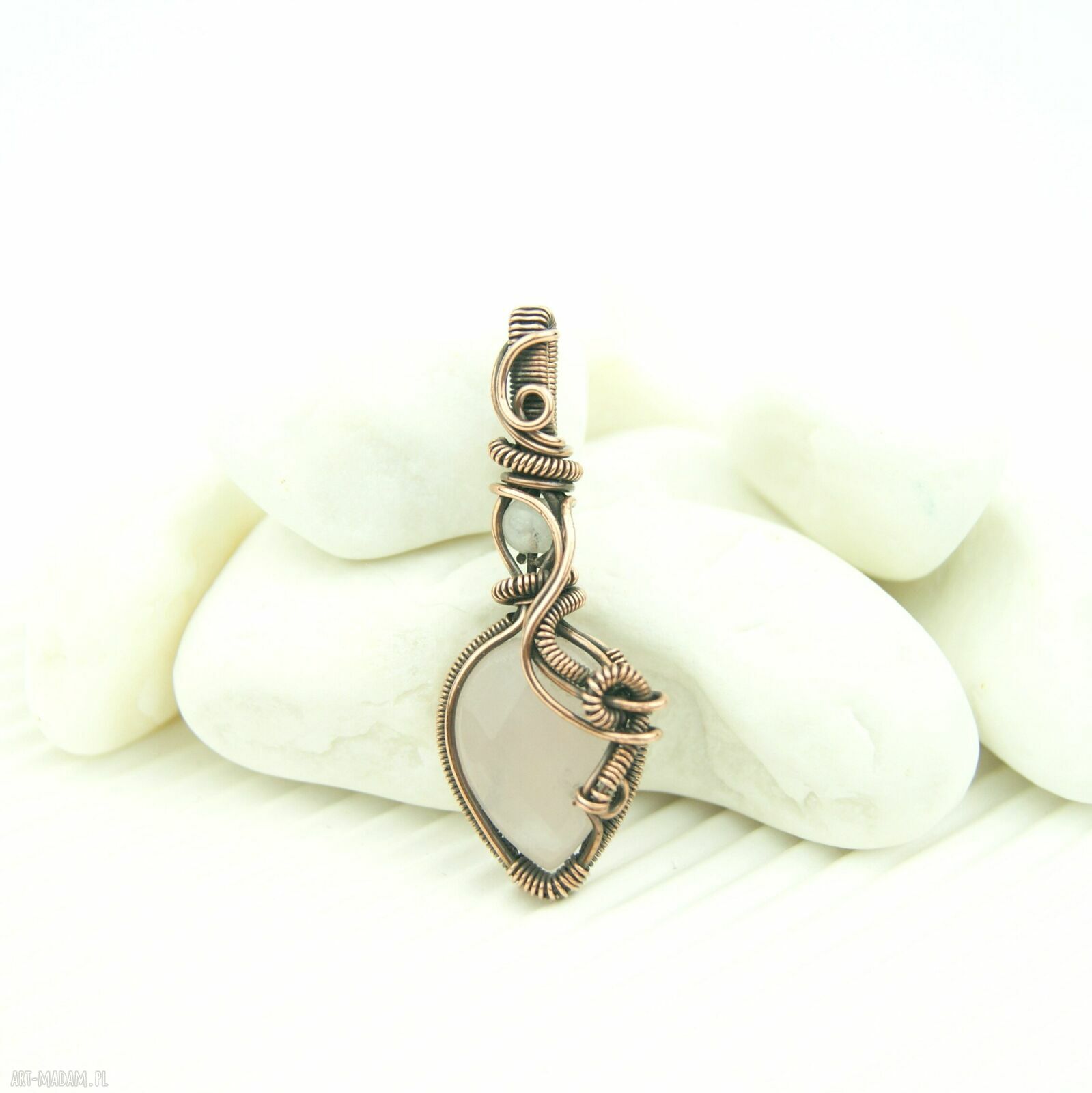 Ręcznie robiony wisiorek z różowym kwarcem - wire wrapping z oksydowanej miedzi
