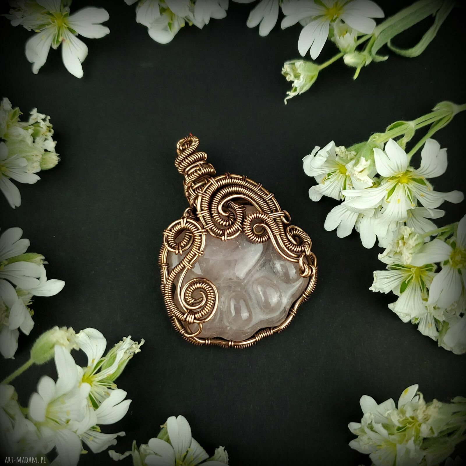 Wisiorek z różowym kwarcem w kształcie łapki - wire wrapping z oksydowanej miedzi