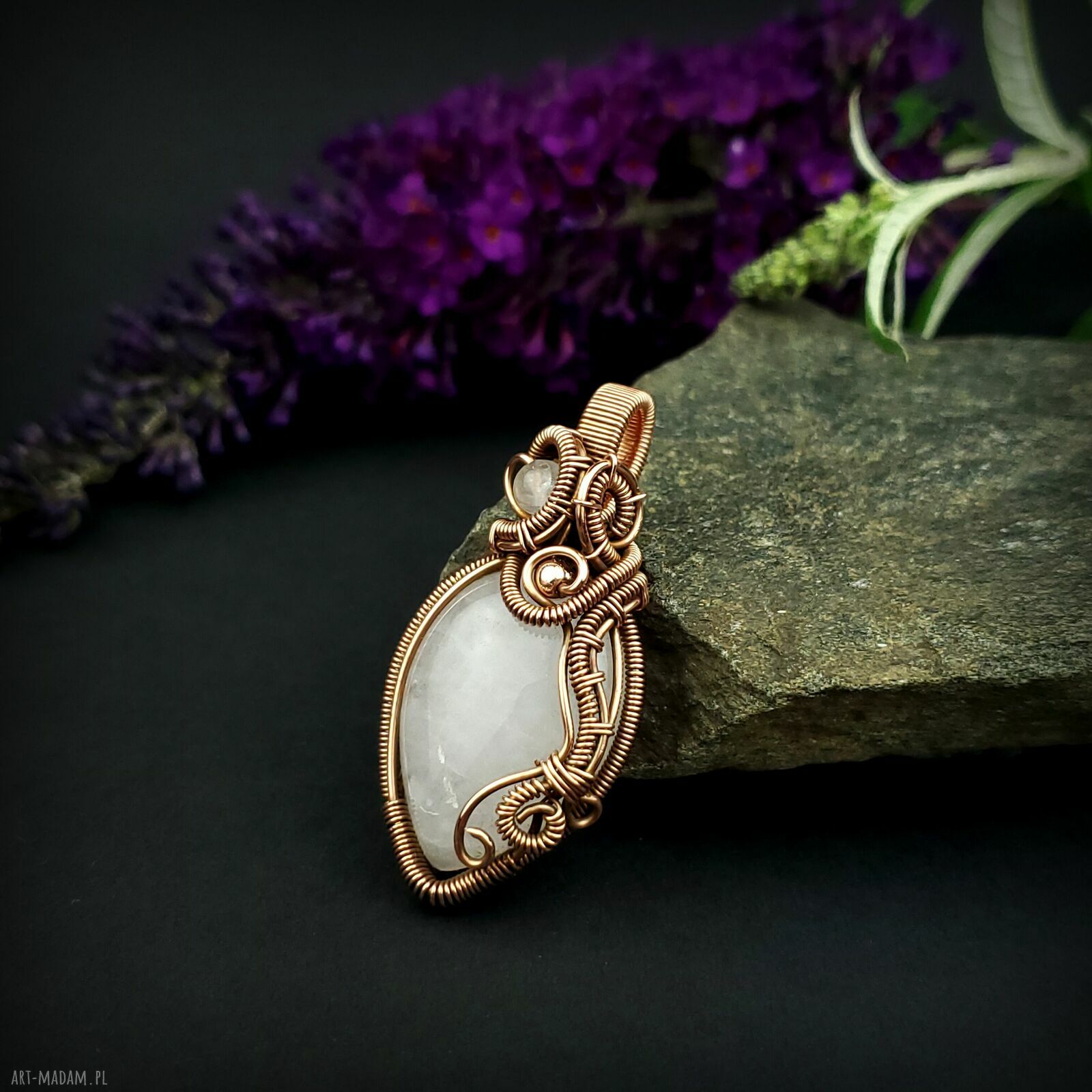 Wisiorek z różowym kwarcem w technice wire wrapping