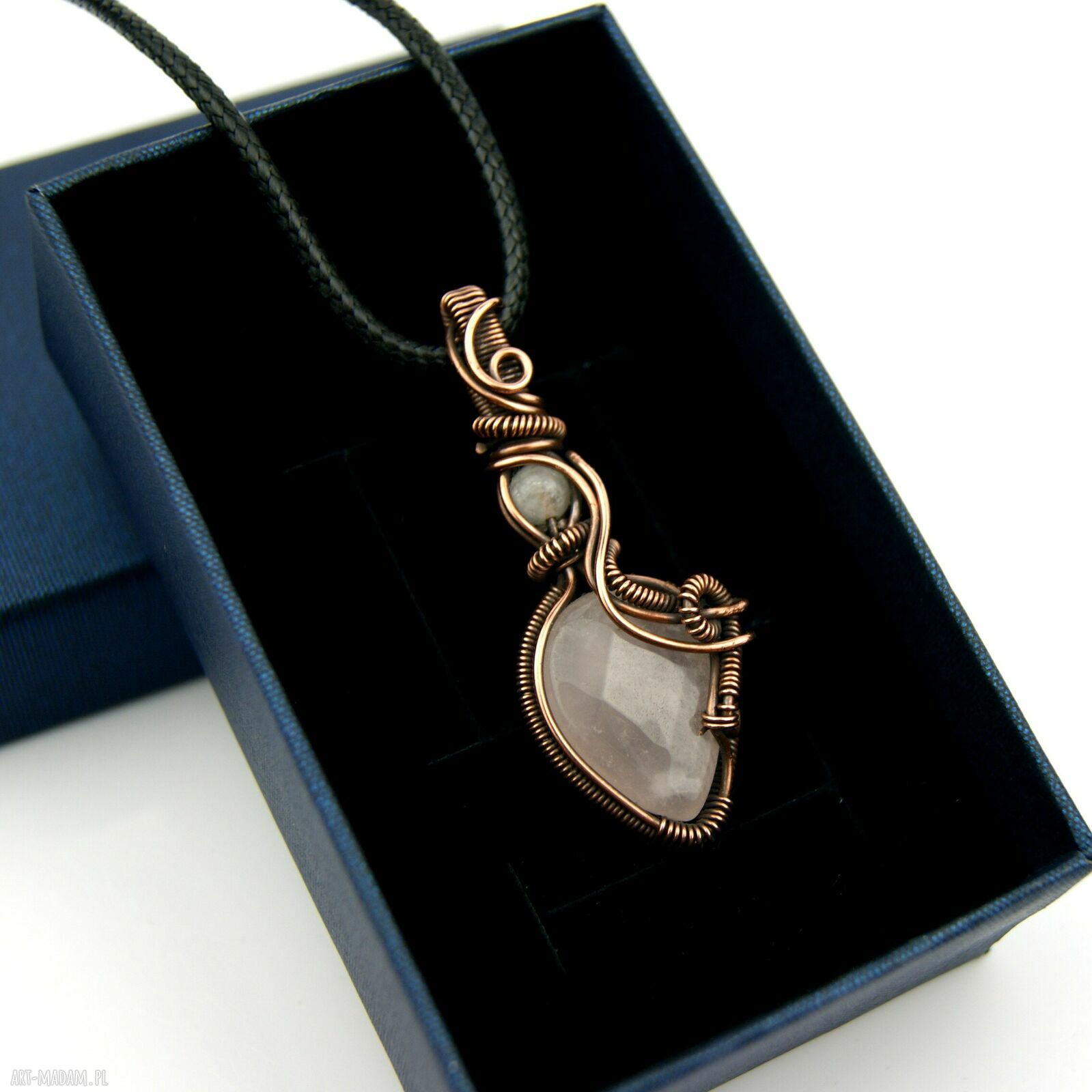 Ręcznie robiony wisiorek z różowym kwarcem - wire wrapping z oksydowanej miedzi