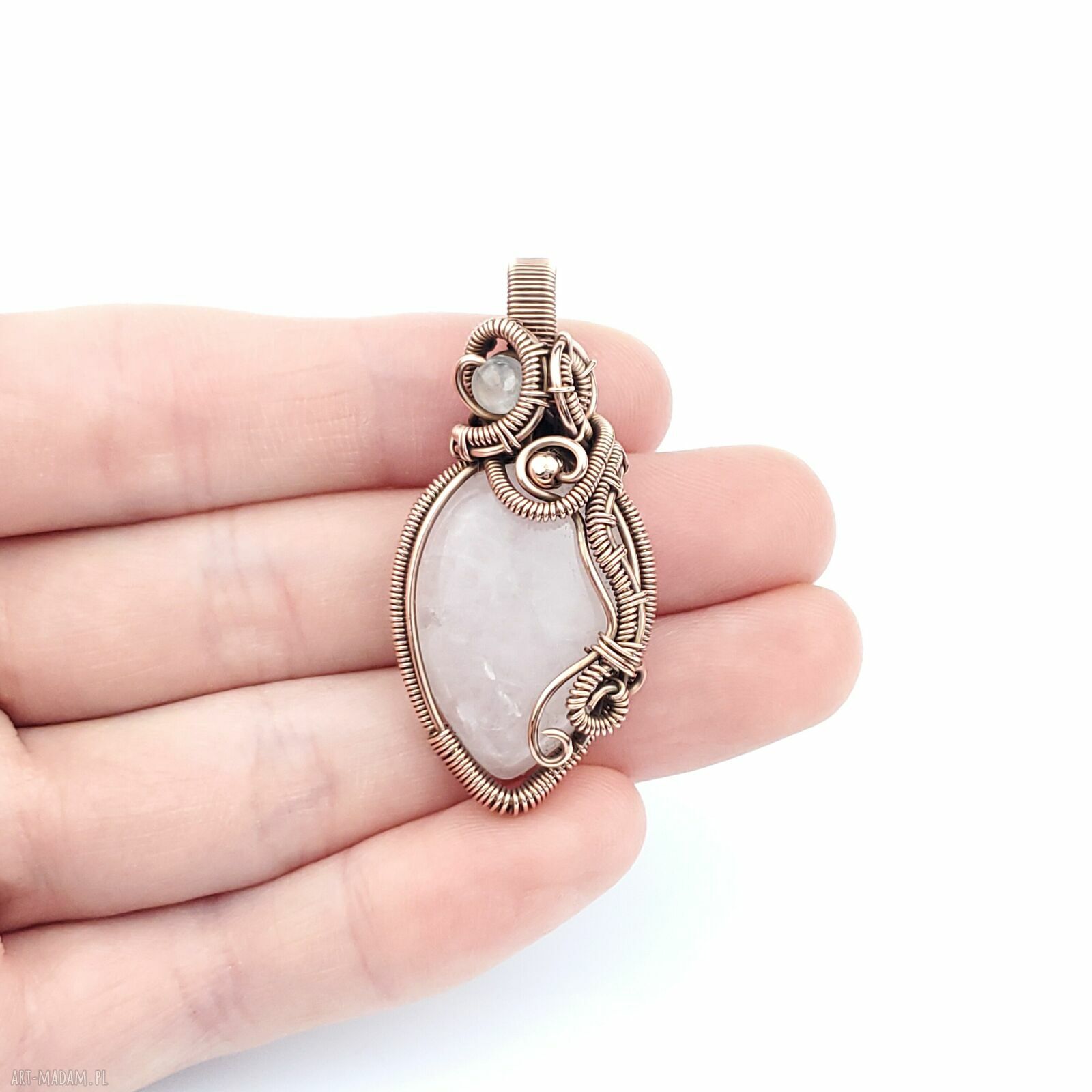 Wisiorek z różowym kwarcem w technice wire wrapping