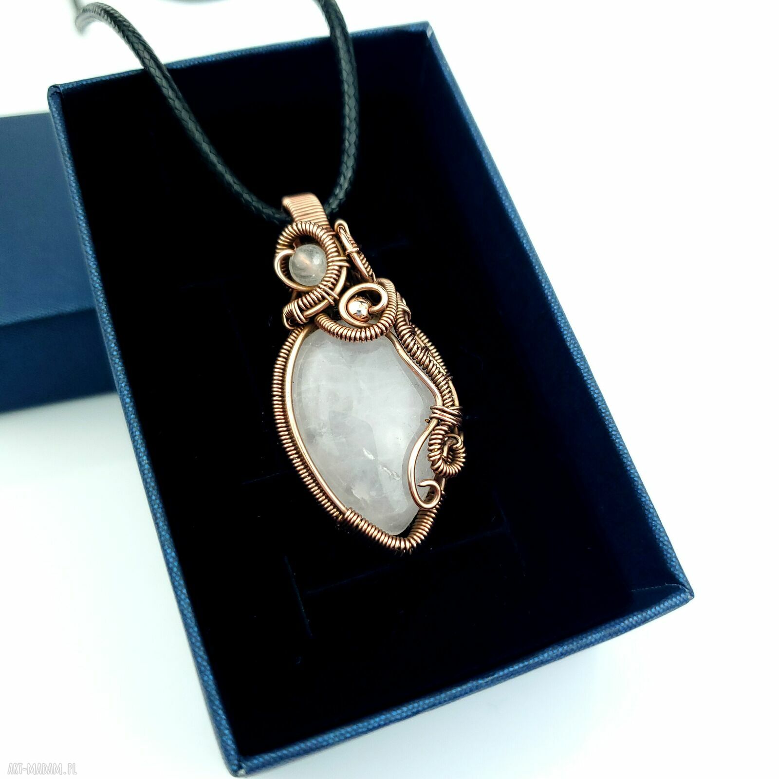 Wisiorek z różowym kwarcem w technice wire wrapping
