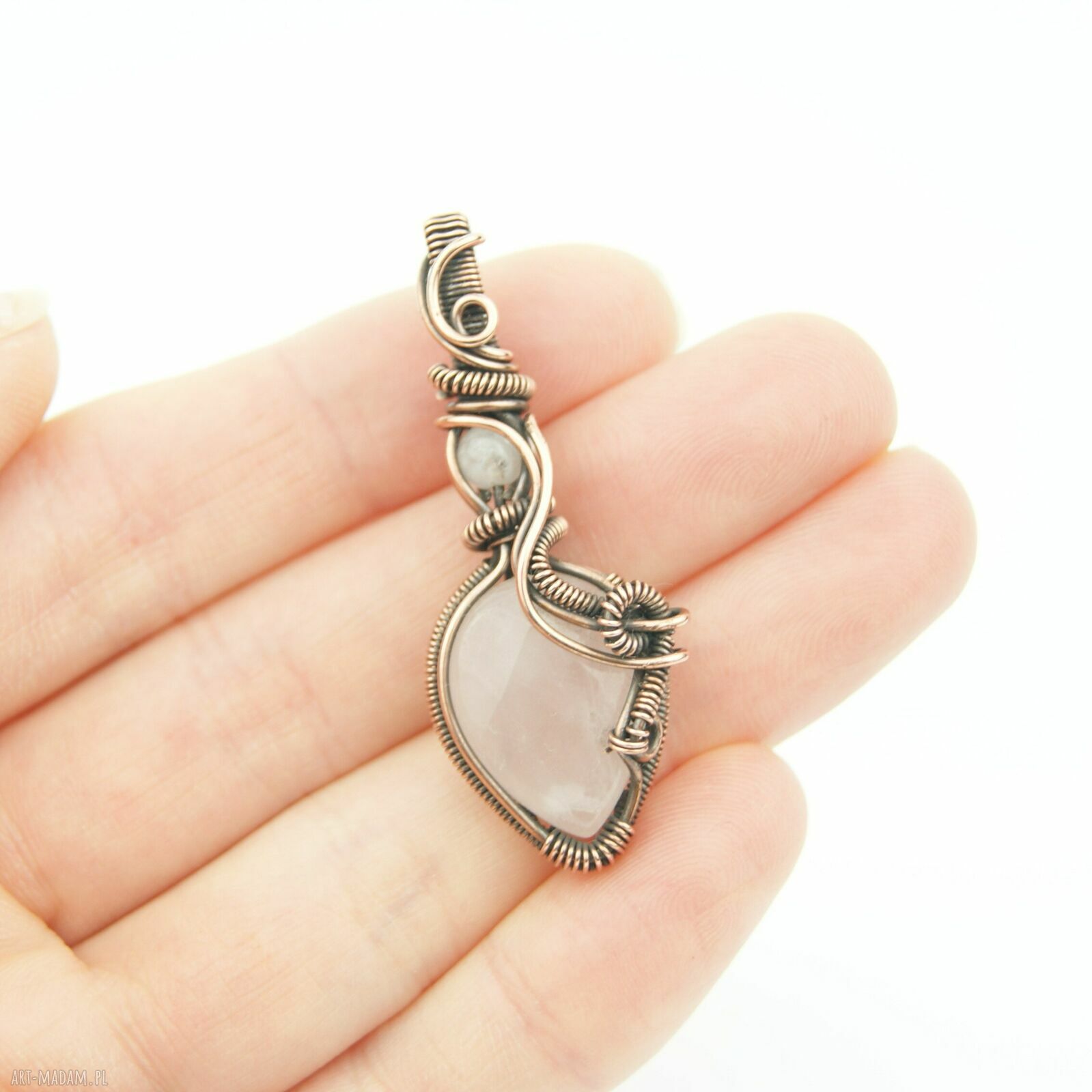Ręcznie robiony wisiorek z różowym kwarcem - wire wrapping z oksydowanej miedzi