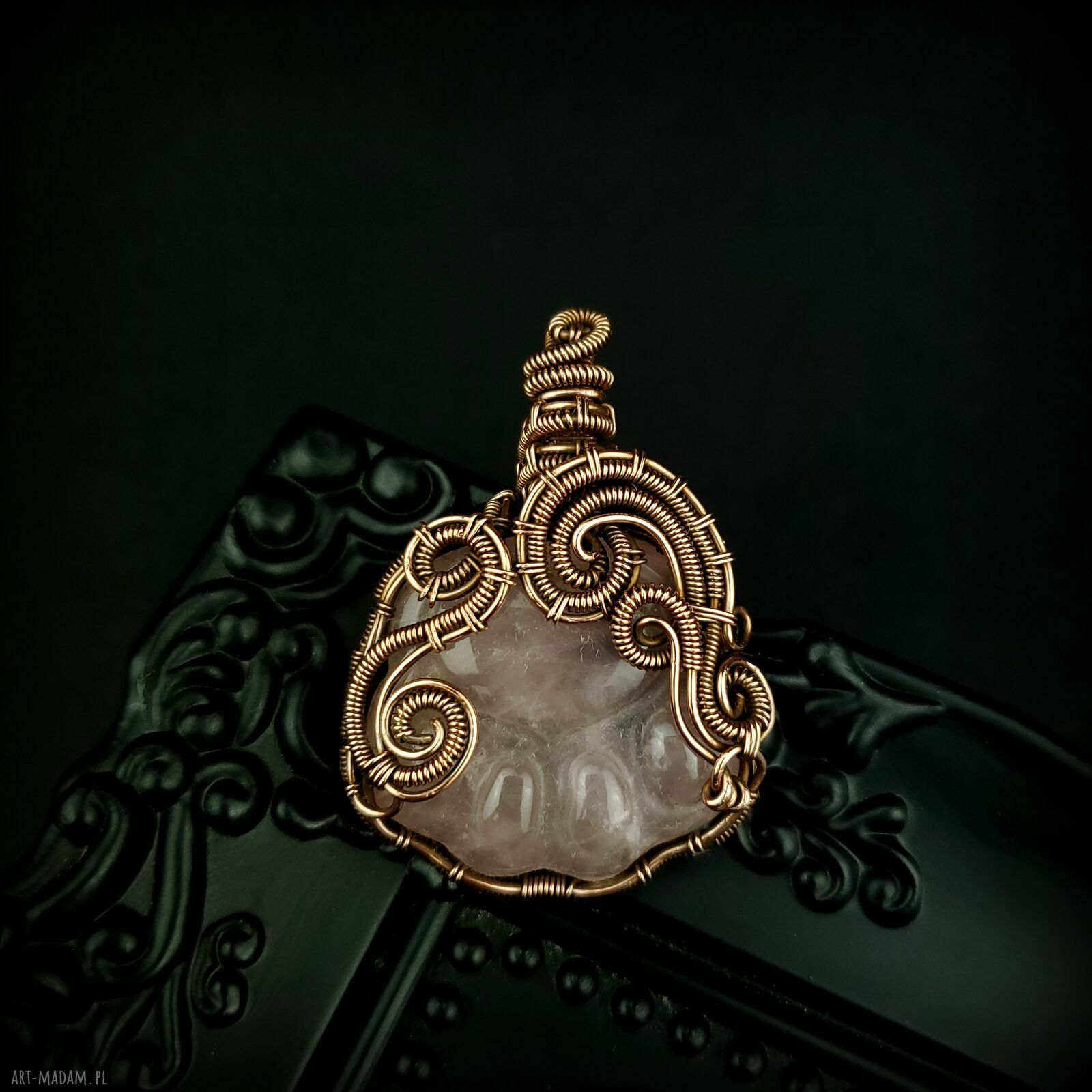 Wisiorek z różowym kwarcem w kształcie łapki - wire wrapping z oksydowanej miedzi