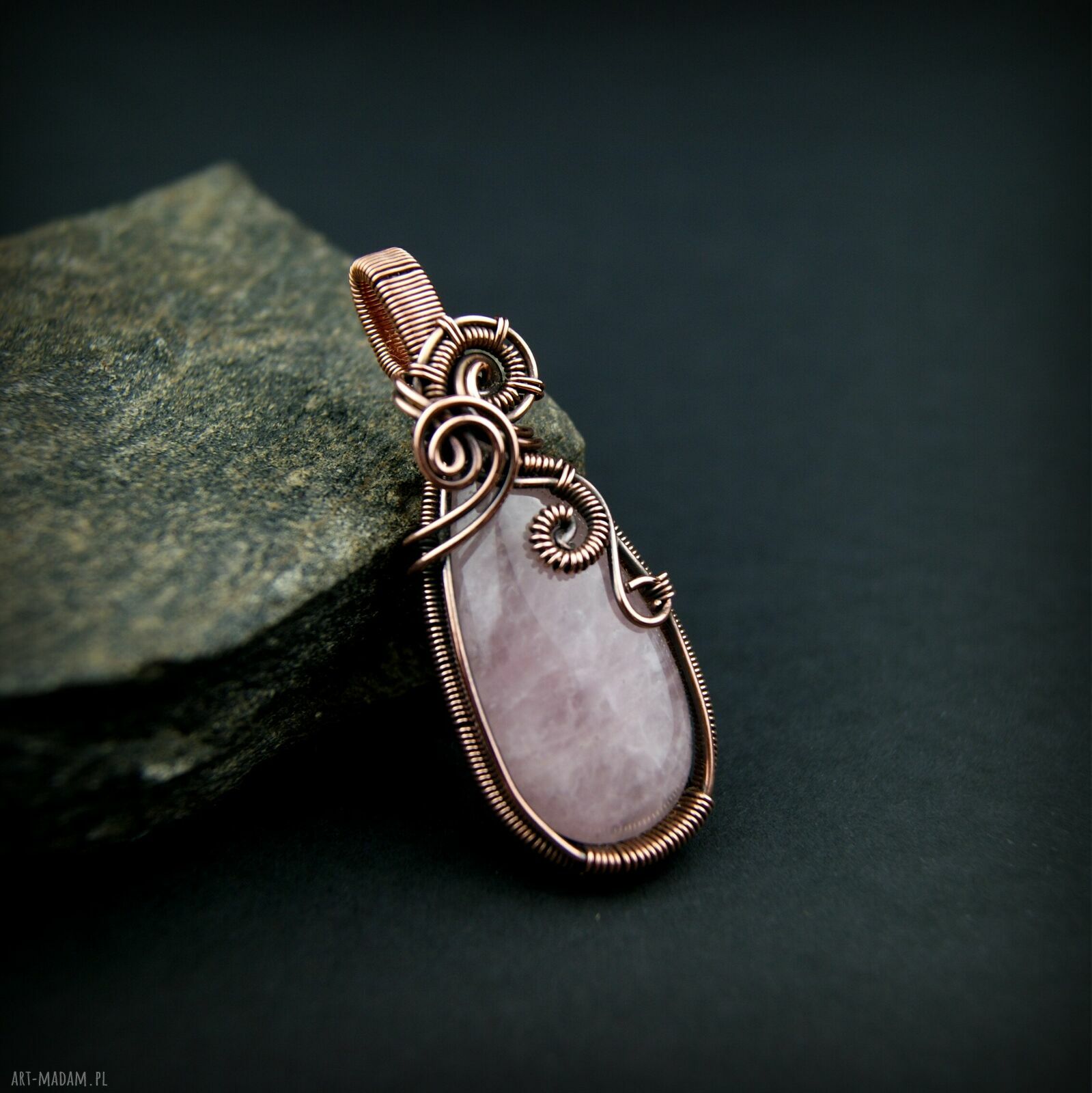Wisiorek z różowym kwarcem w technice wire wrapping - miedziany handmade